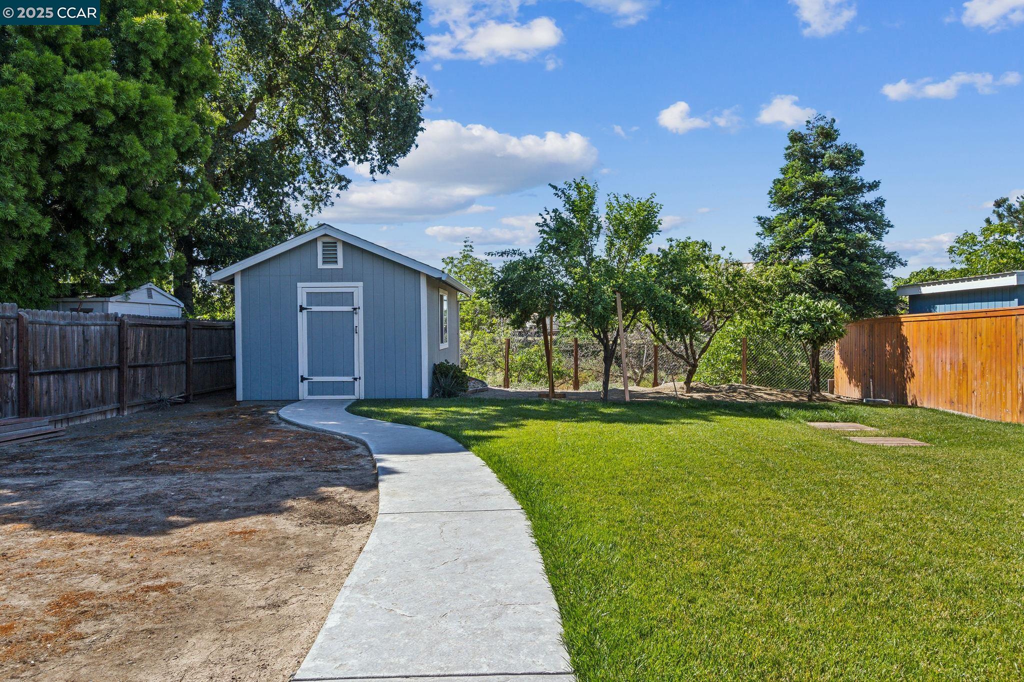 Detail Gallery Image 3 of 16 For 3032 Guernsey Ave, Stockton,  CA 95205 - 3 Beds | 2 Baths