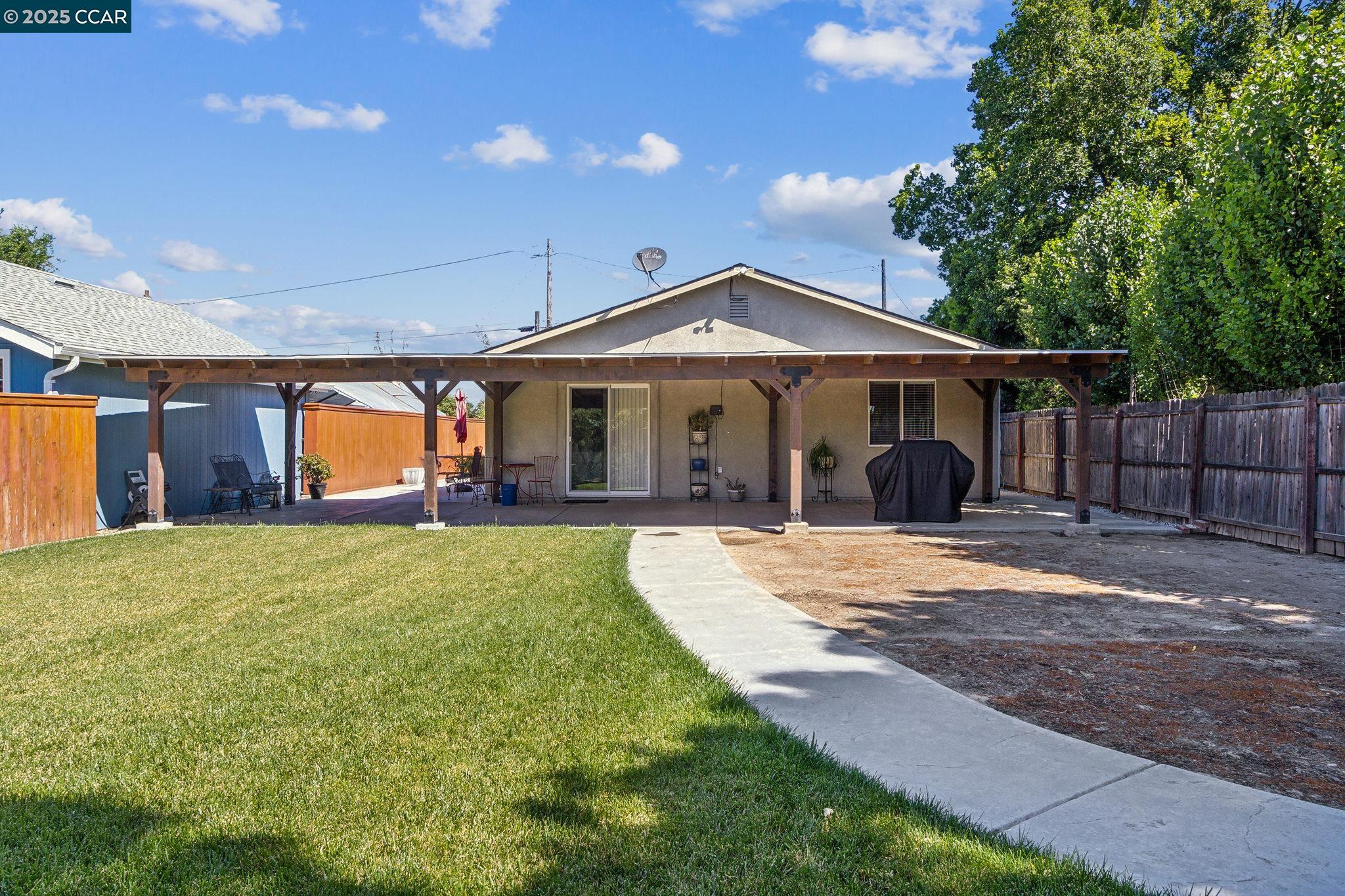 Detail Gallery Image 4 of 16 For 3032 Guernsey Ave, Stockton,  CA 95205 - 3 Beds | 2 Baths