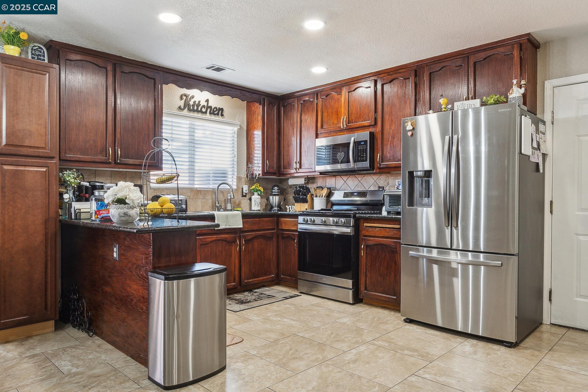 Detail Gallery Image 8 of 16 For 3032 Guernsey Ave, Stockton,  CA 95205 - 3 Beds | 2 Baths