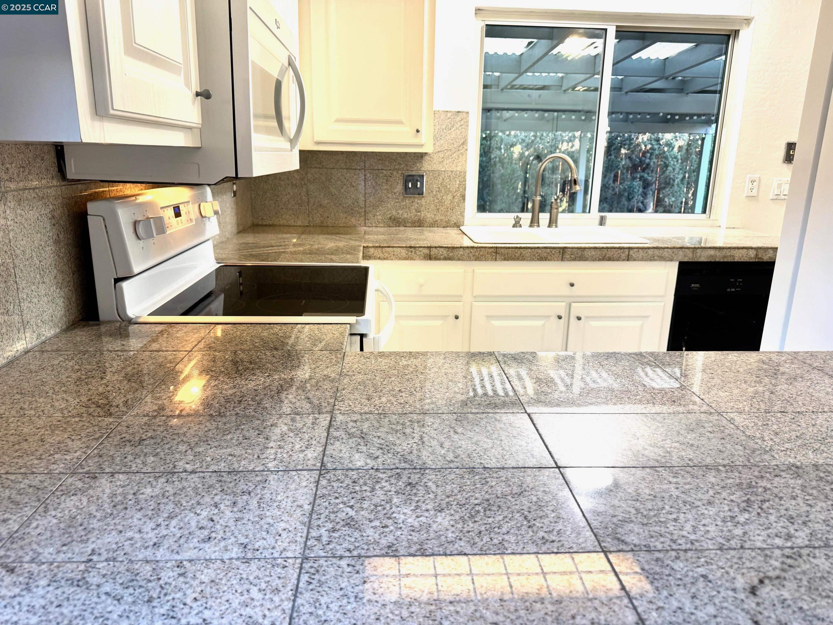 Detail Gallery Image 12 of 25 For 2139 Chestnut Dr, Pittsburg,  CA 94565 - 3 Beds | 2 Baths