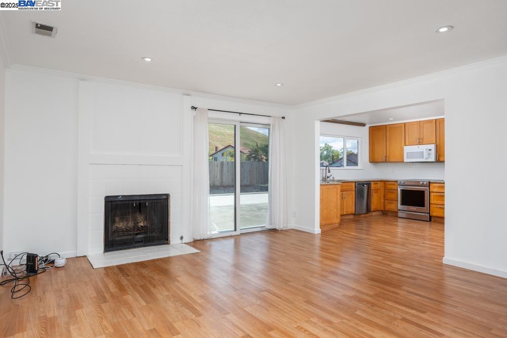 Detail Gallery Image 15 of 33 For 457 Violet Rd, Hercules,  CA 94547 - 4 Beds | 3 Baths