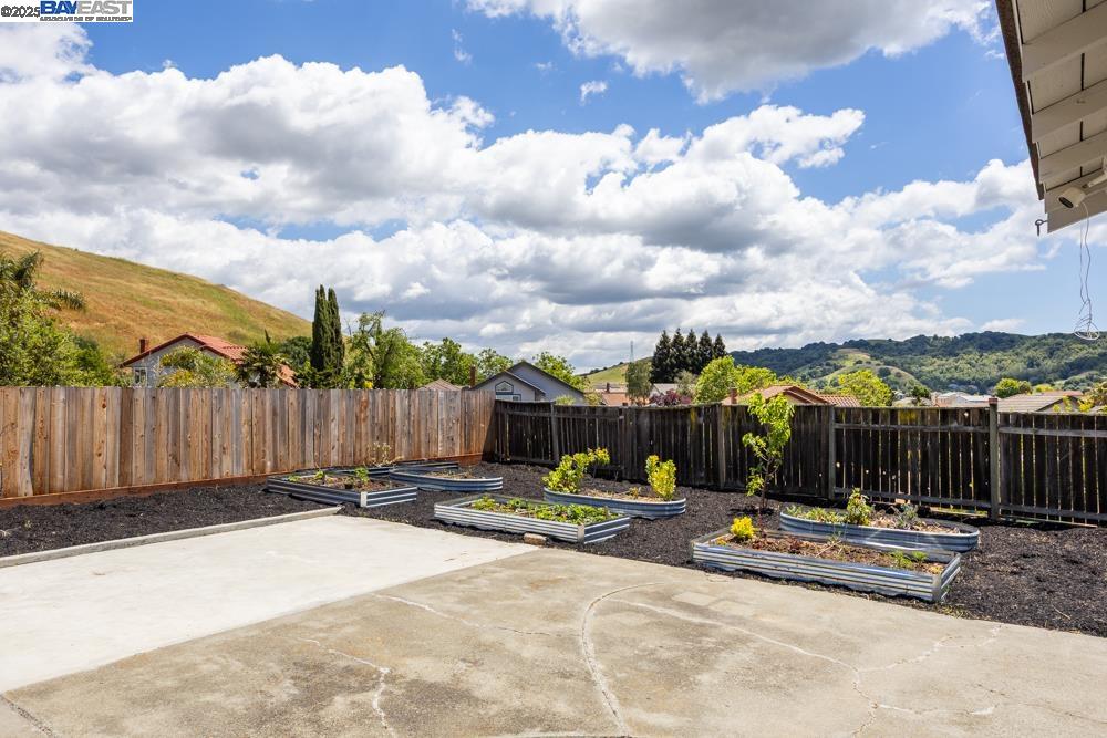 Detail Gallery Image 31 of 33 For 457 Violet Rd, Hercules,  CA 94547 - 4 Beds | 3 Baths