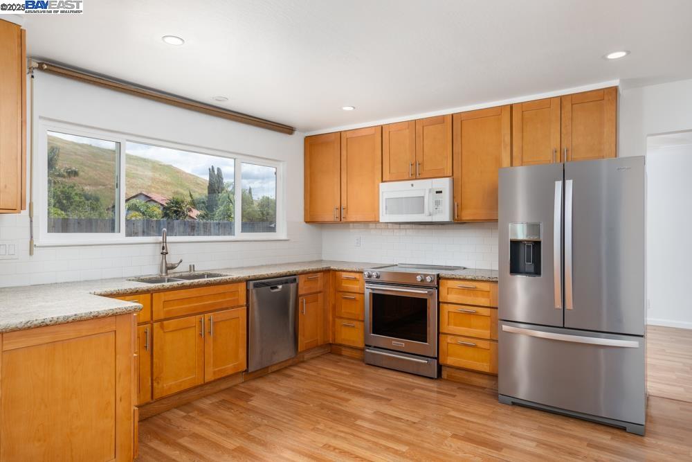 Detail Gallery Image 9 of 33 For 457 Violet Rd, Hercules,  CA 94547 - 4 Beds | 3 Baths
