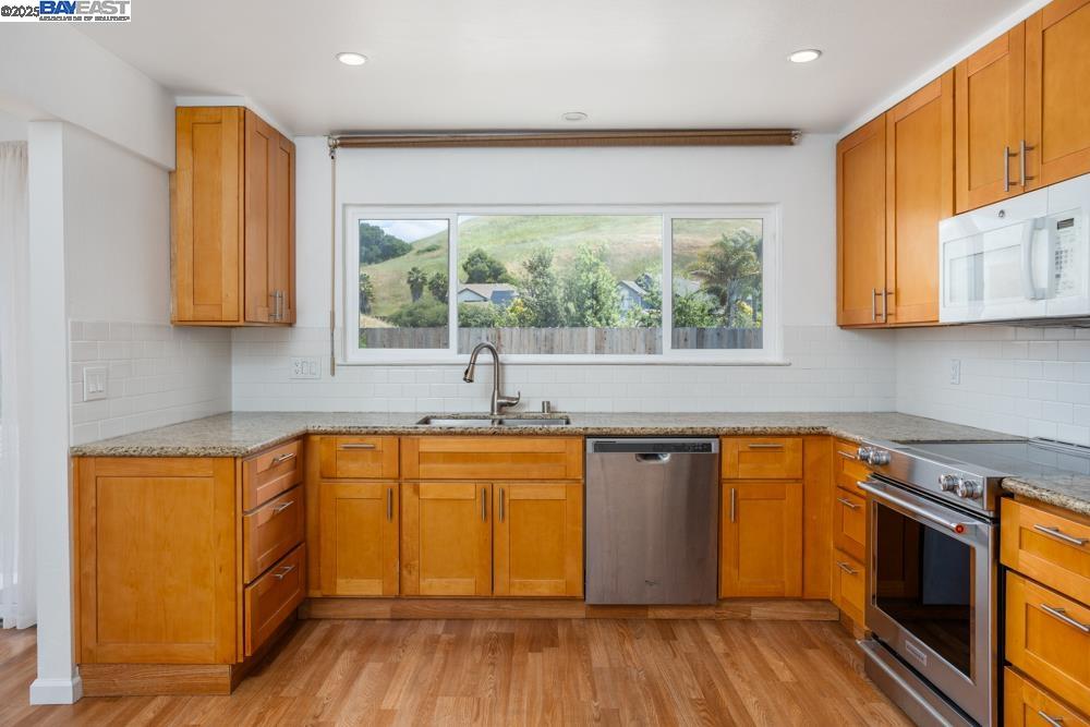 Detail Gallery Image 10 of 33 For 457 Violet Rd, Hercules,  CA 94547 - 4 Beds | 3 Baths