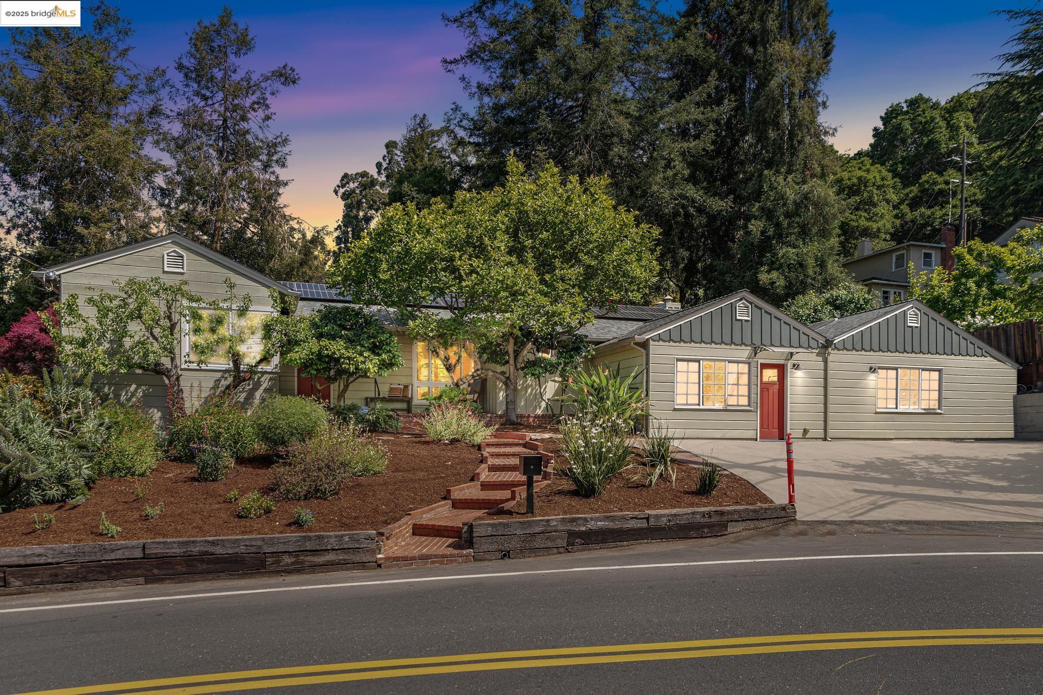Detail Gallery Image 1 of 42 For 5625 Snake Rd, Oakland,  CA 94611 - 2 Beds | 2 Baths