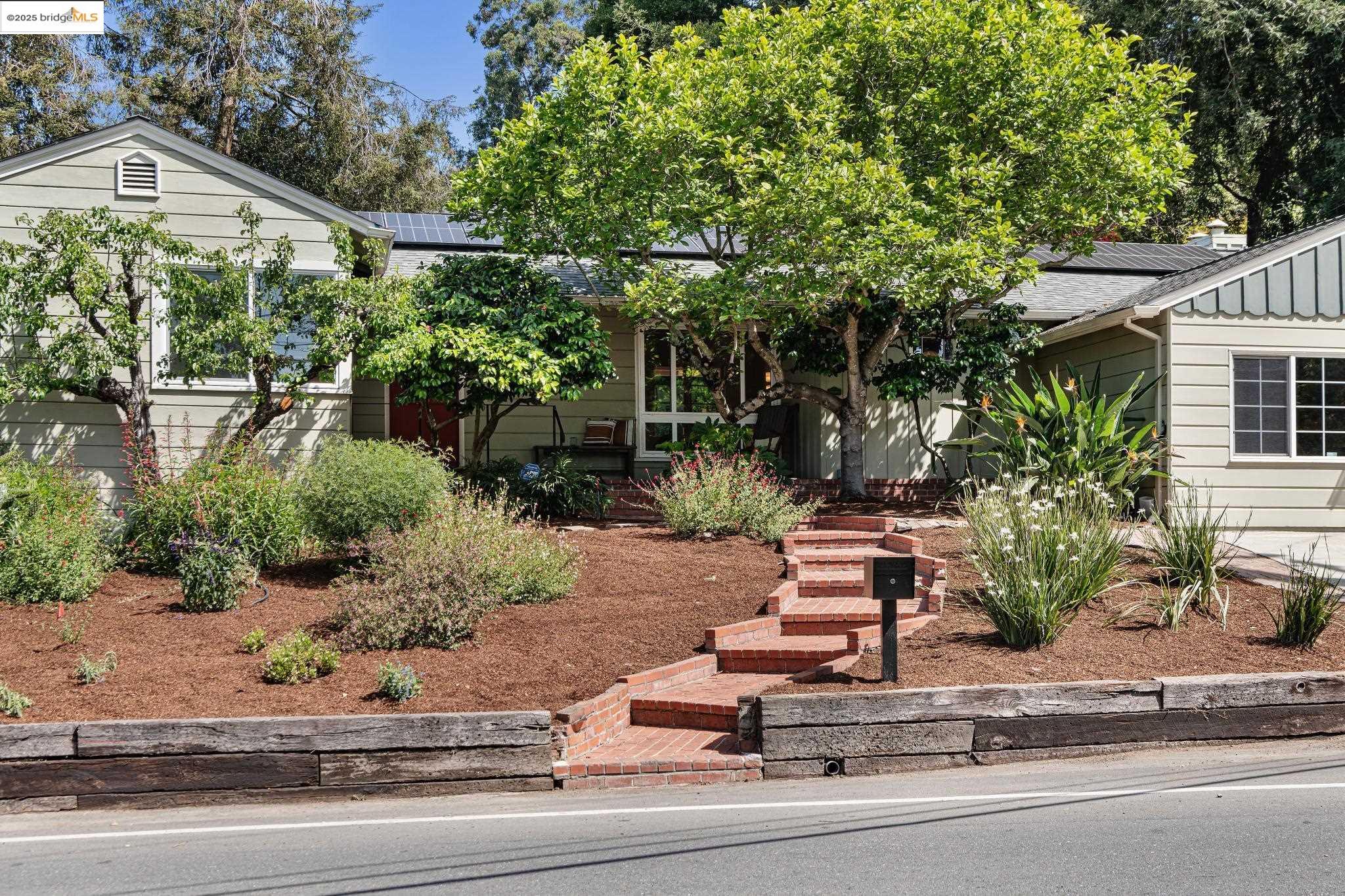 Detail Gallery Image 2 of 42 For 5625 Snake Rd, Oakland,  CA 94611 - 2 Beds | 2 Baths