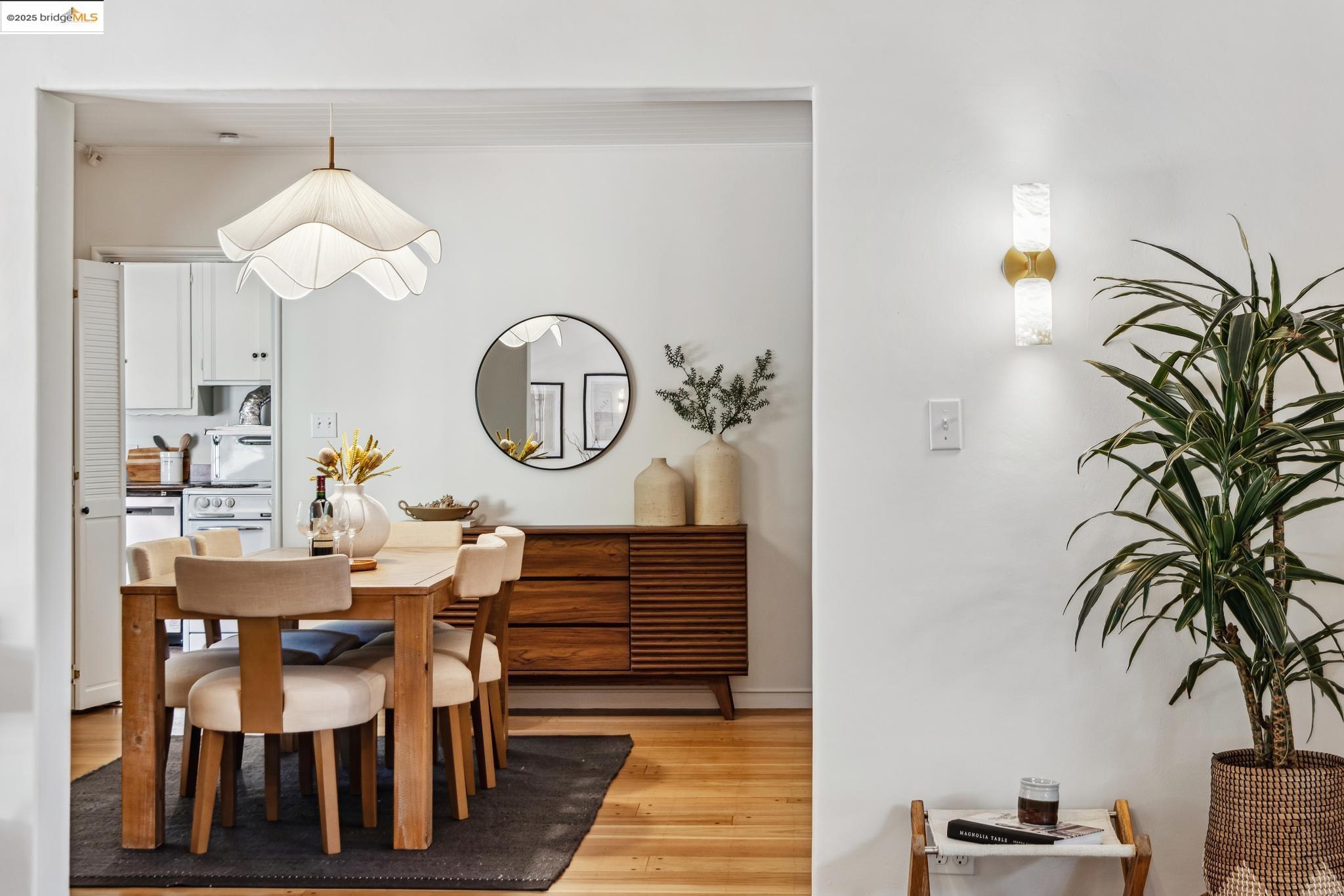 Detail Gallery Image 11 of 42 For 5625 Snake Rd, Oakland,  CA 94611 - 2 Beds | 2 Baths