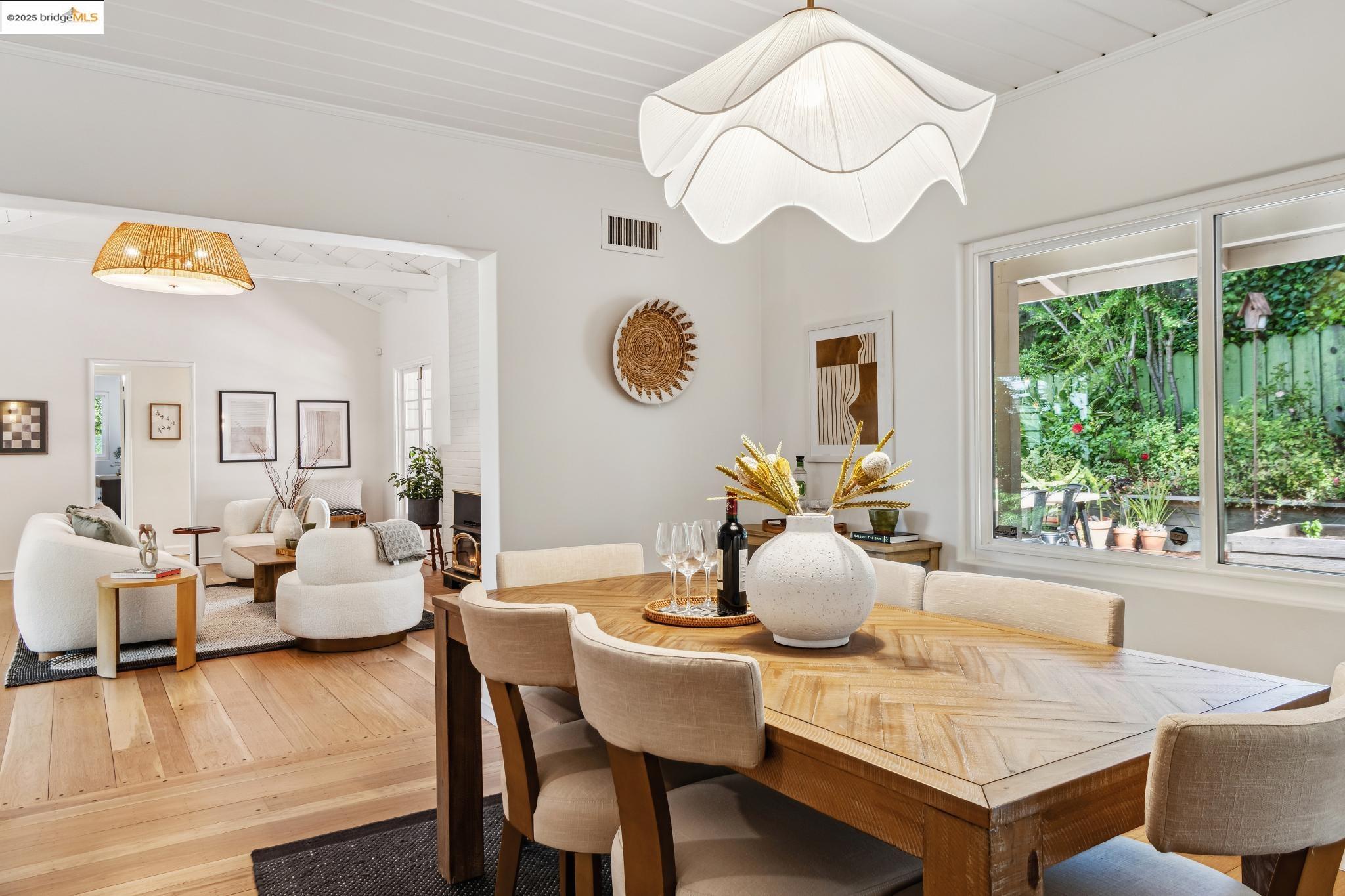 Detail Gallery Image 12 of 42 For 5625 Snake Rd, Oakland,  CA 94611 - 2 Beds | 2 Baths