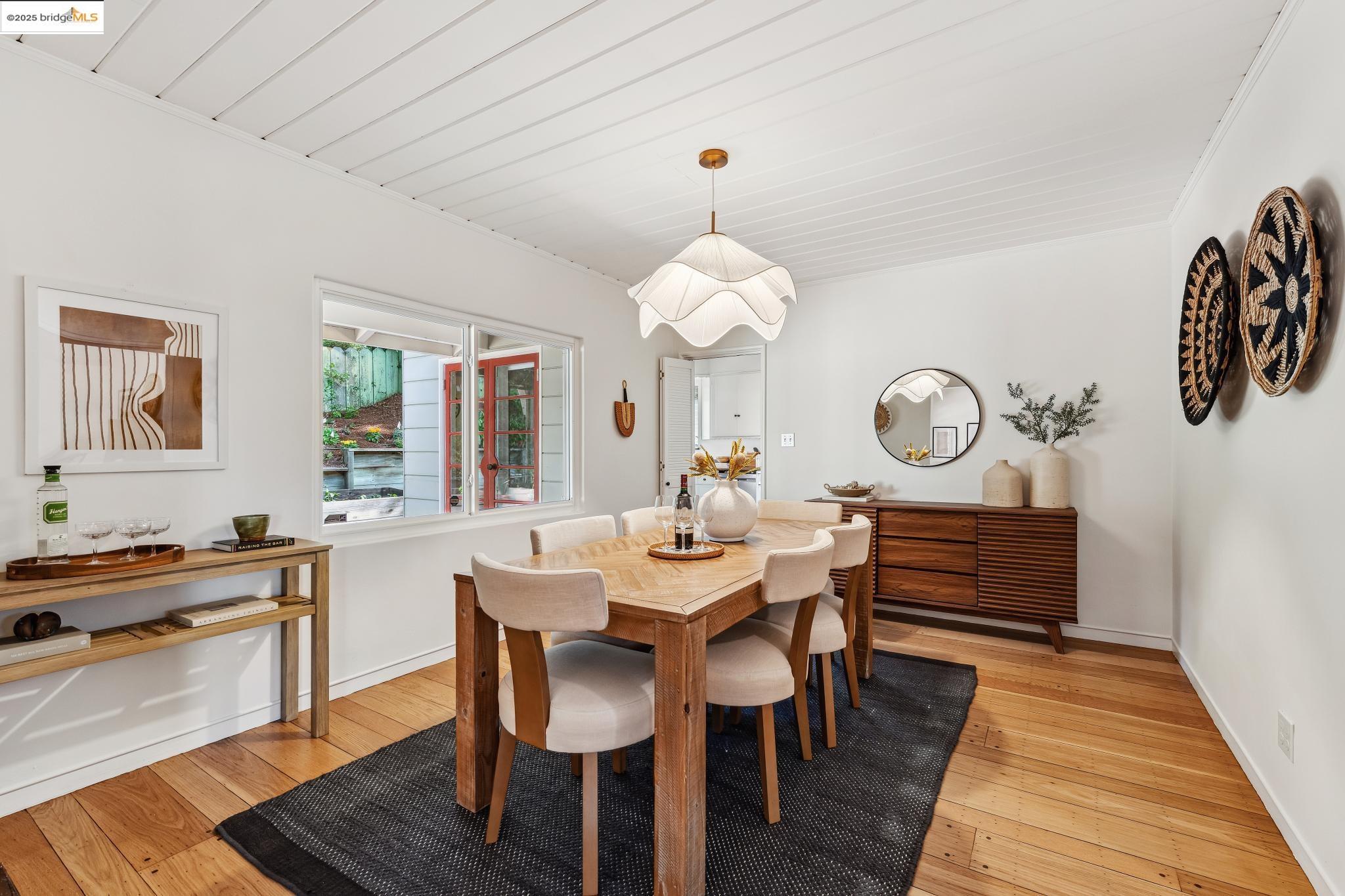 Detail Gallery Image 13 of 42 For 5625 Snake Rd, Oakland,  CA 94611 - 2 Beds | 2 Baths