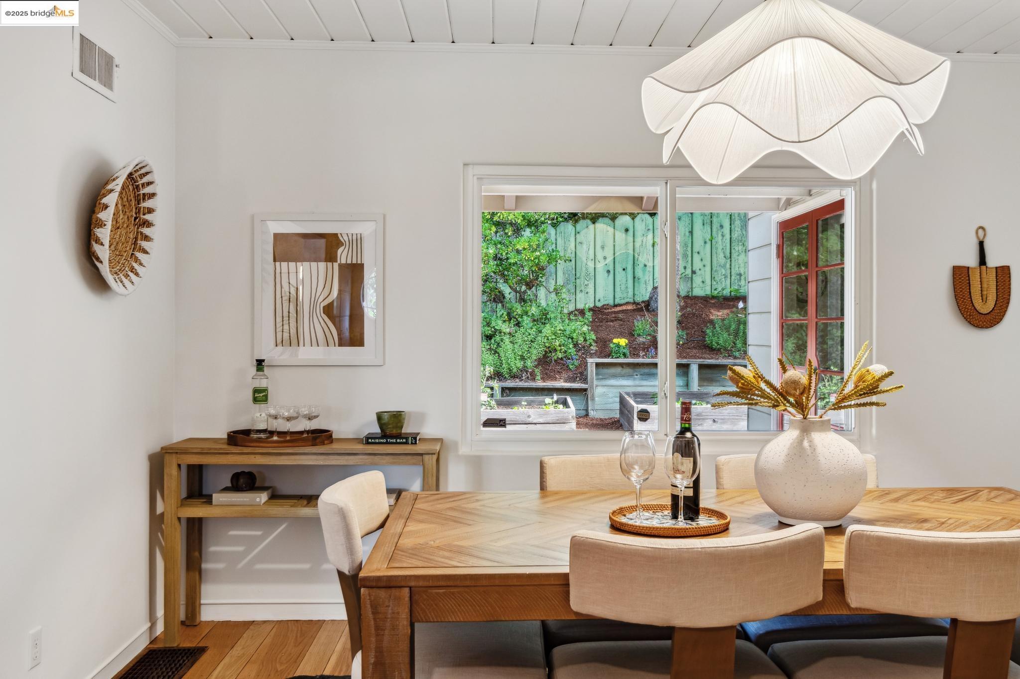 Detail Gallery Image 14 of 42 For 5625 Snake Rd, Oakland,  CA 94611 - 2 Beds | 2 Baths