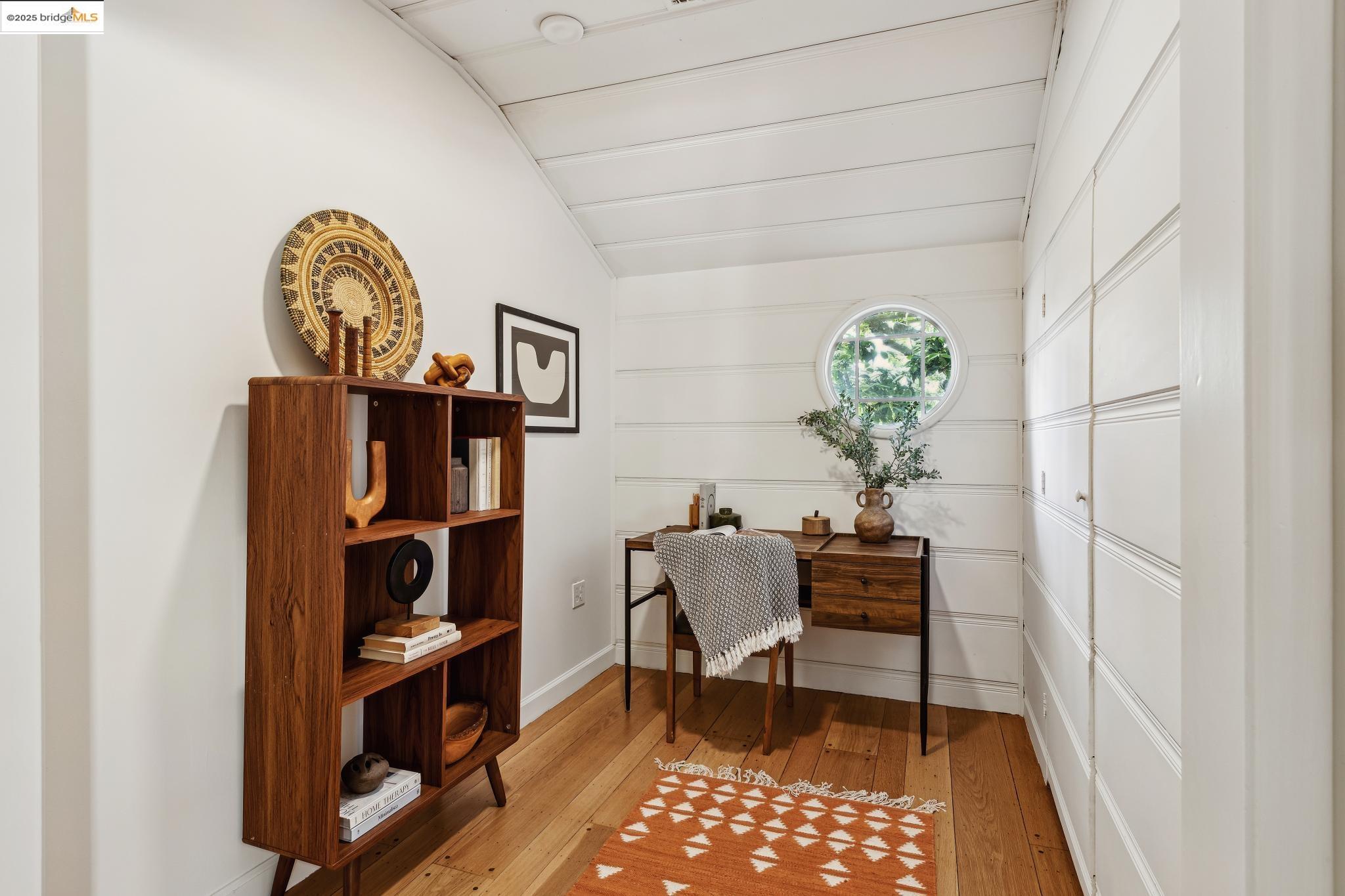 Detail Gallery Image 15 of 42 For 5625 Snake Rd, Oakland,  CA 94611 - 2 Beds | 2 Baths
