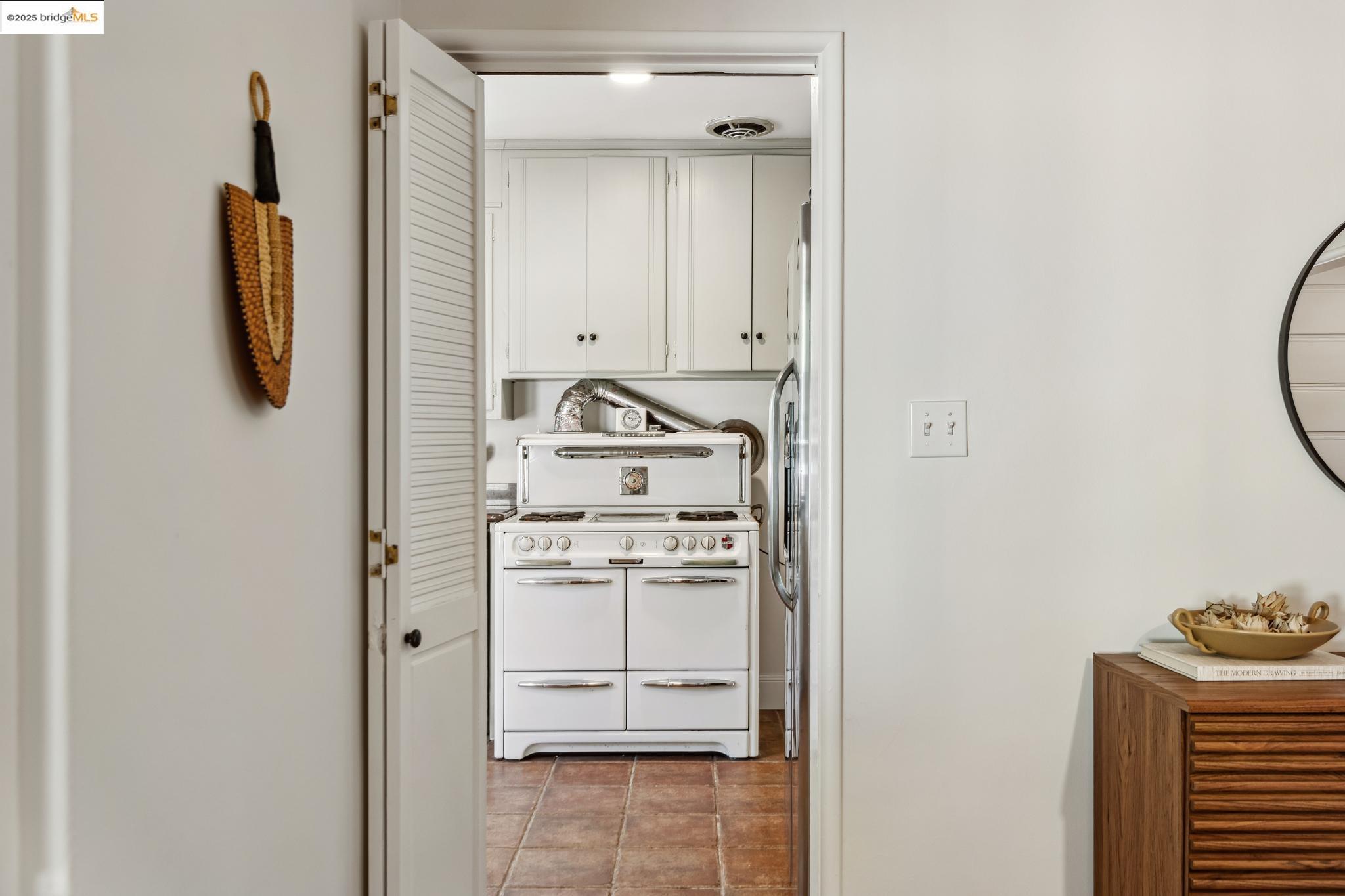 Detail Gallery Image 16 of 42 For 5625 Snake Rd, Oakland,  CA 94611 - 2 Beds | 2 Baths