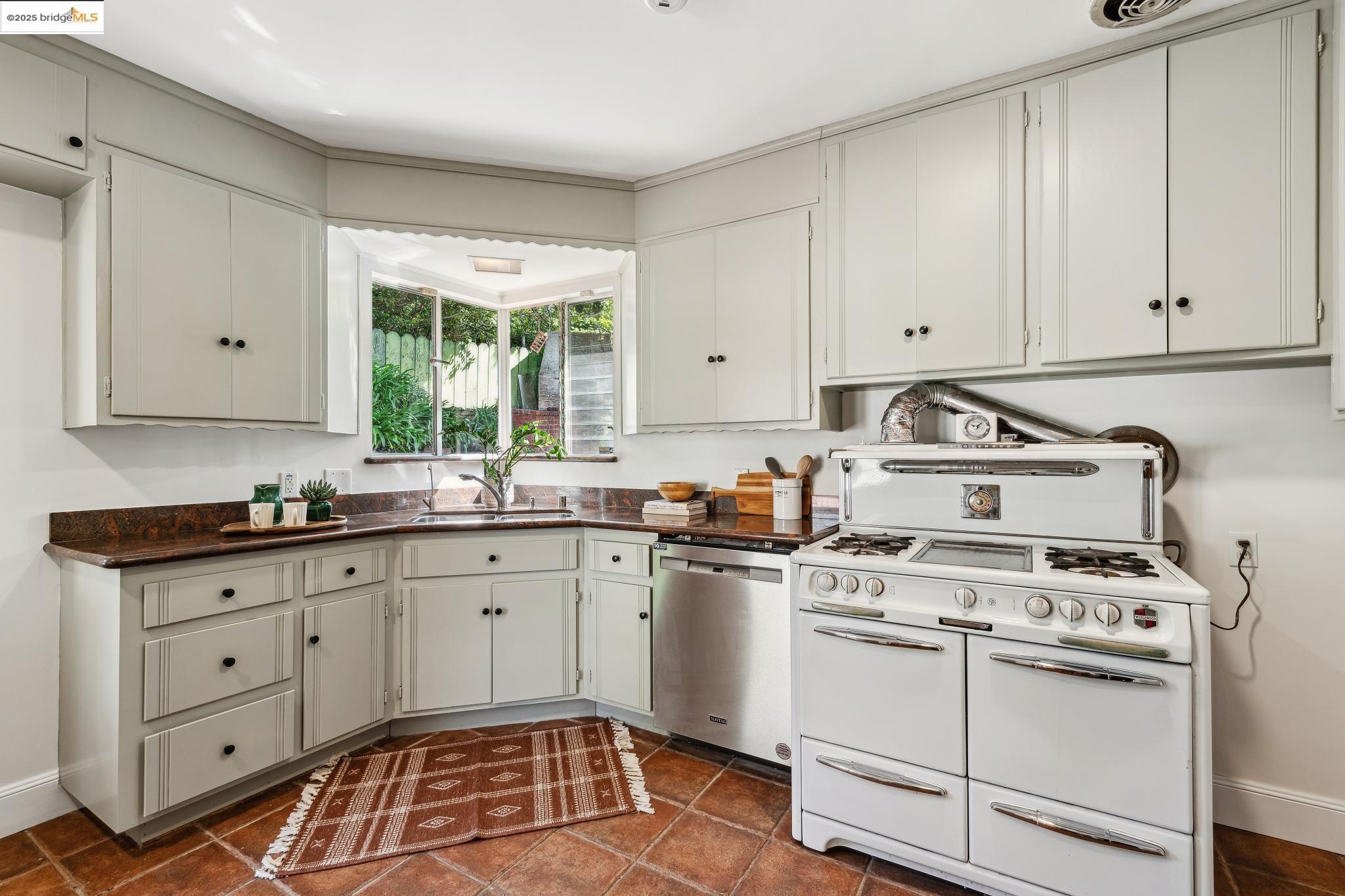 Detail Gallery Image 17 of 42 For 5625 Snake Rd, Oakland,  CA 94611 - 2 Beds | 2 Baths