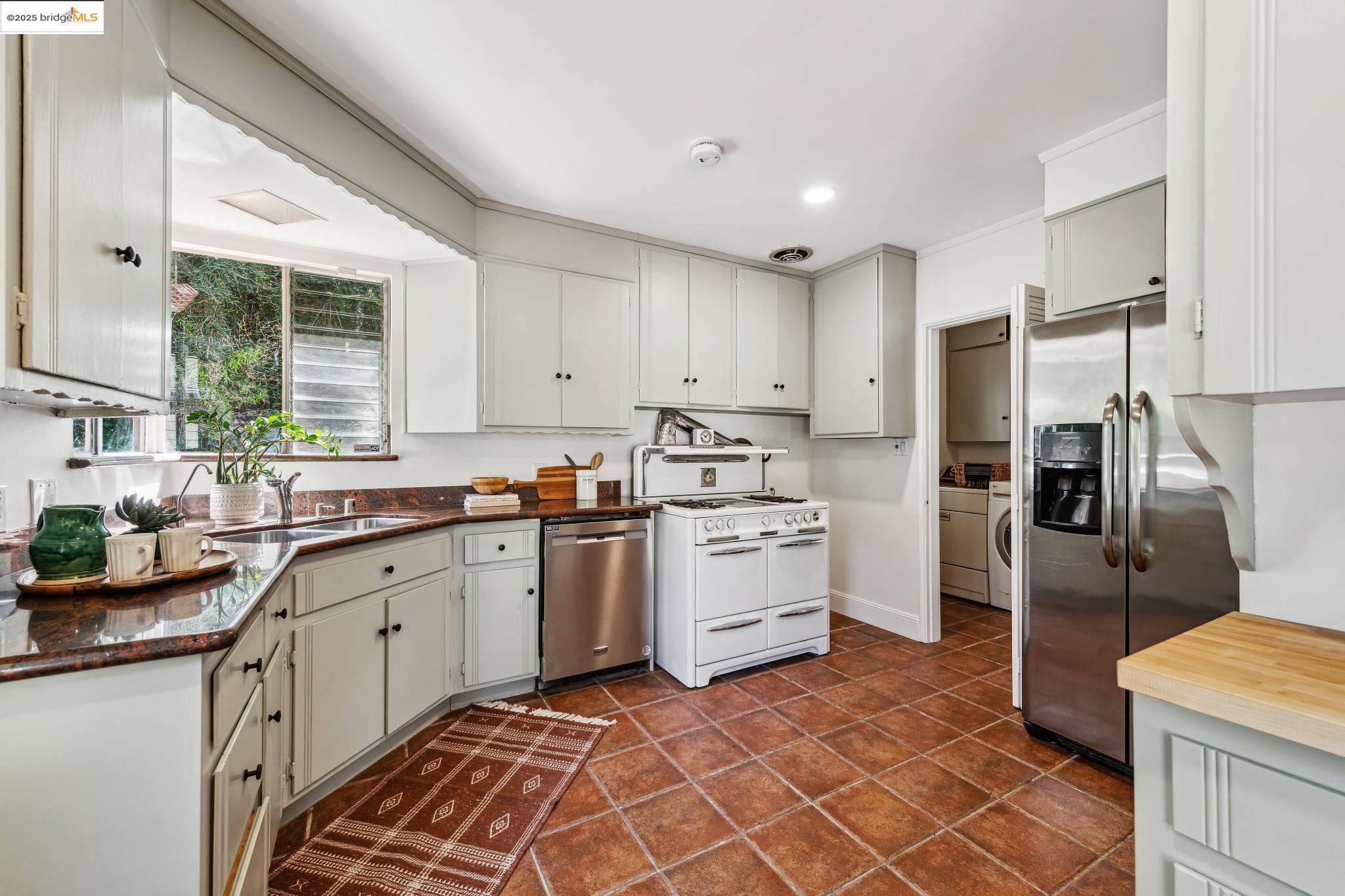 Detail Gallery Image 18 of 42 For 5625 Snake Rd, Oakland,  CA 94611 - 2 Beds | 2 Baths