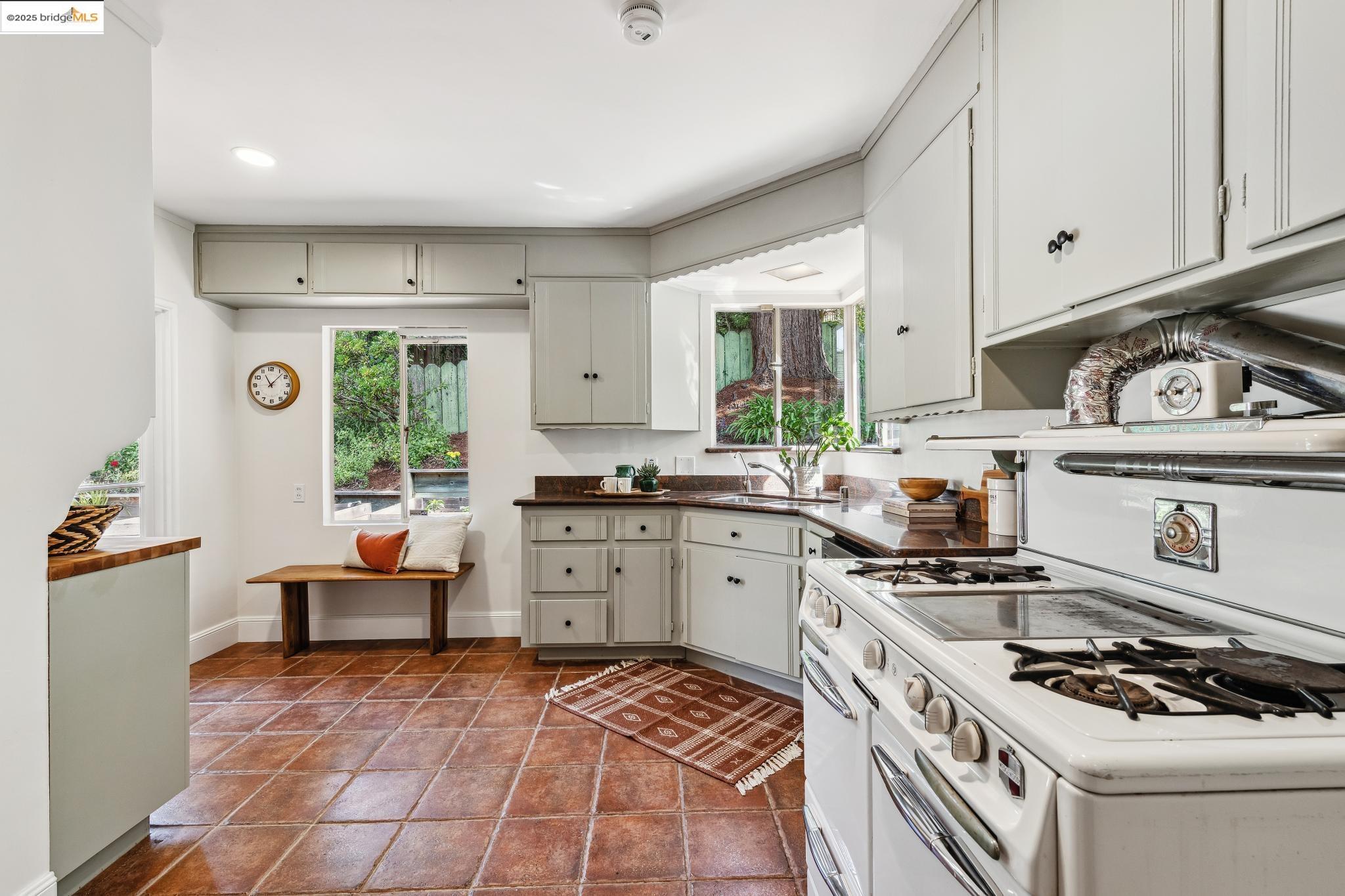 Detail Gallery Image 19 of 42 For 5625 Snake Rd, Oakland,  CA 94611 - 2 Beds | 2 Baths