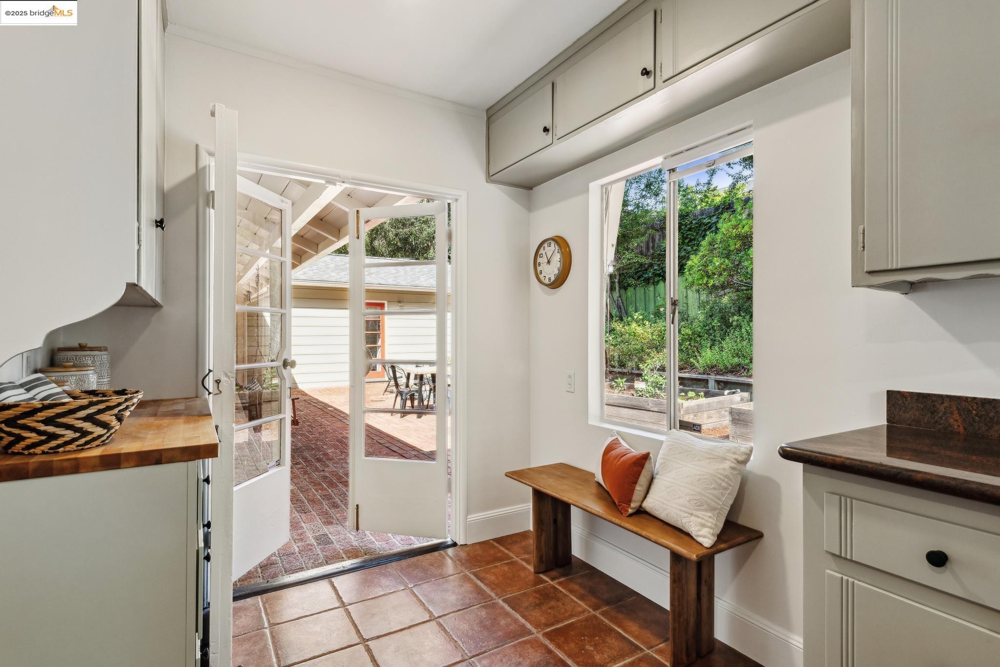 Detail Gallery Image 20 of 42 For 5625 Snake Rd, Oakland,  CA 94611 - 2 Beds | 2 Baths