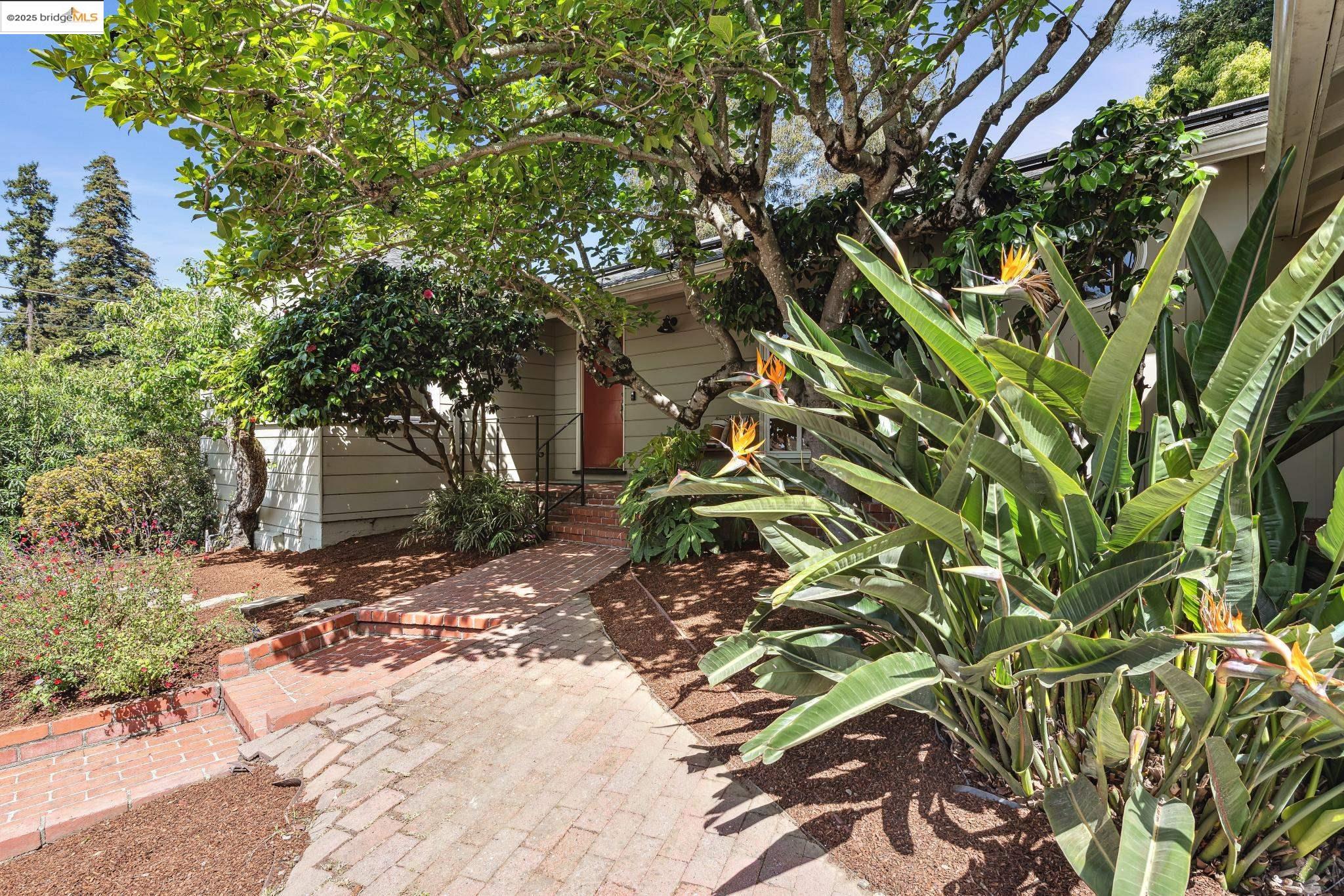 Detail Gallery Image 3 of 42 For 5625 Snake Rd, Oakland,  CA 94611 - 2 Beds | 2 Baths