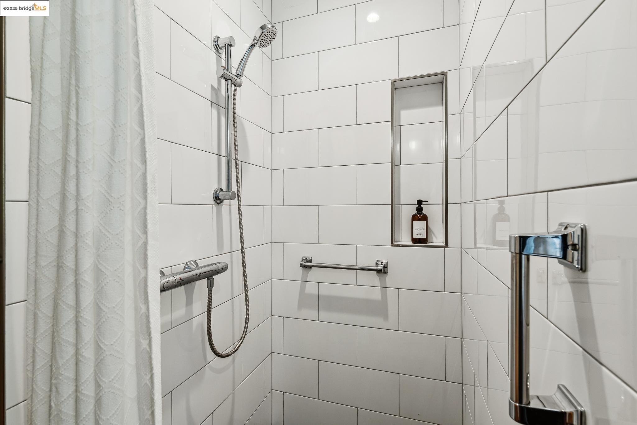 Detail Gallery Image 23 of 42 For 5625 Snake Rd, Oakland,  CA 94611 - 2 Beds | 2 Baths