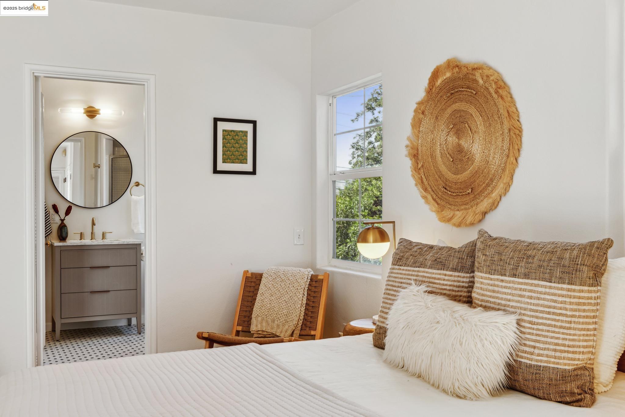 Detail Gallery Image 25 of 42 For 5625 Snake Rd, Oakland,  CA 94611 - 2 Beds | 2 Baths