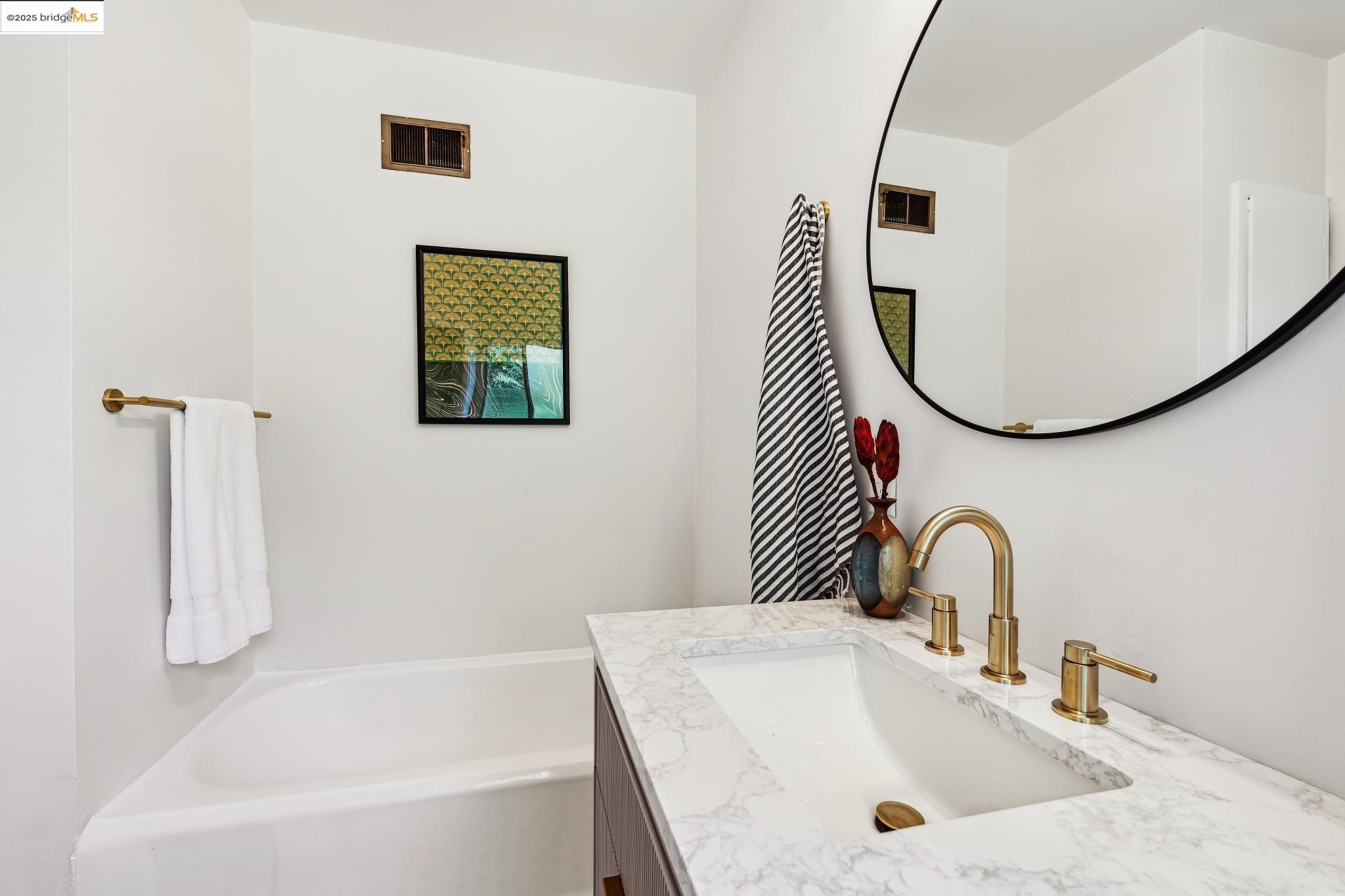 Detail Gallery Image 28 of 42 For 5625 Snake Rd, Oakland,  CA 94611 - 2 Beds | 2 Baths