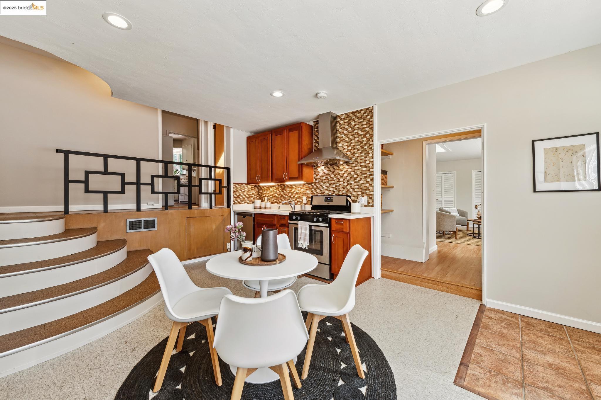 Detail Gallery Image 30 of 42 For 5625 Snake Rd, Oakland,  CA 94611 - 2 Beds | 2 Baths