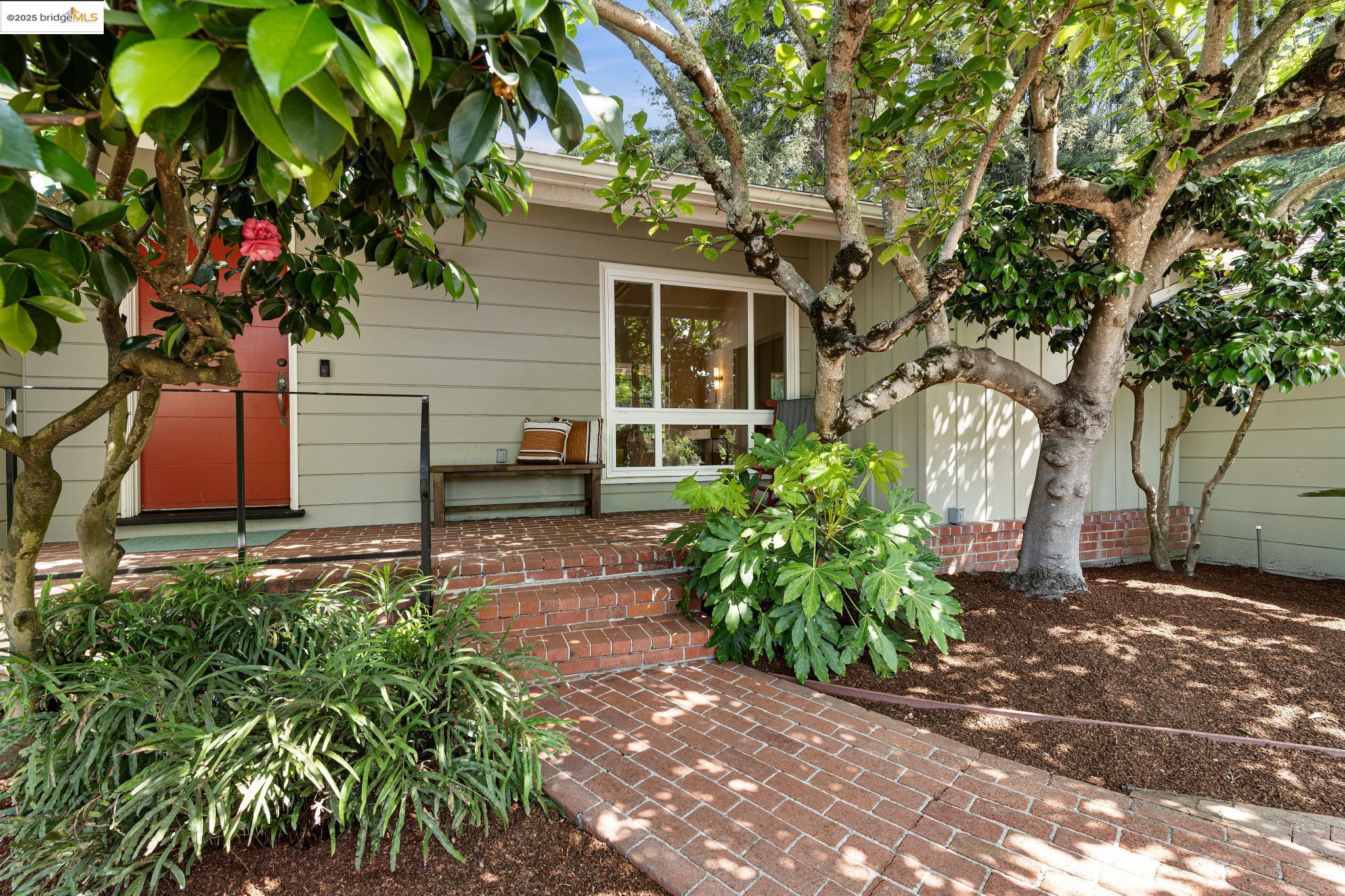 Detail Gallery Image 4 of 42 For 5625 Snake Rd, Oakland,  CA 94611 - 2 Beds | 2 Baths