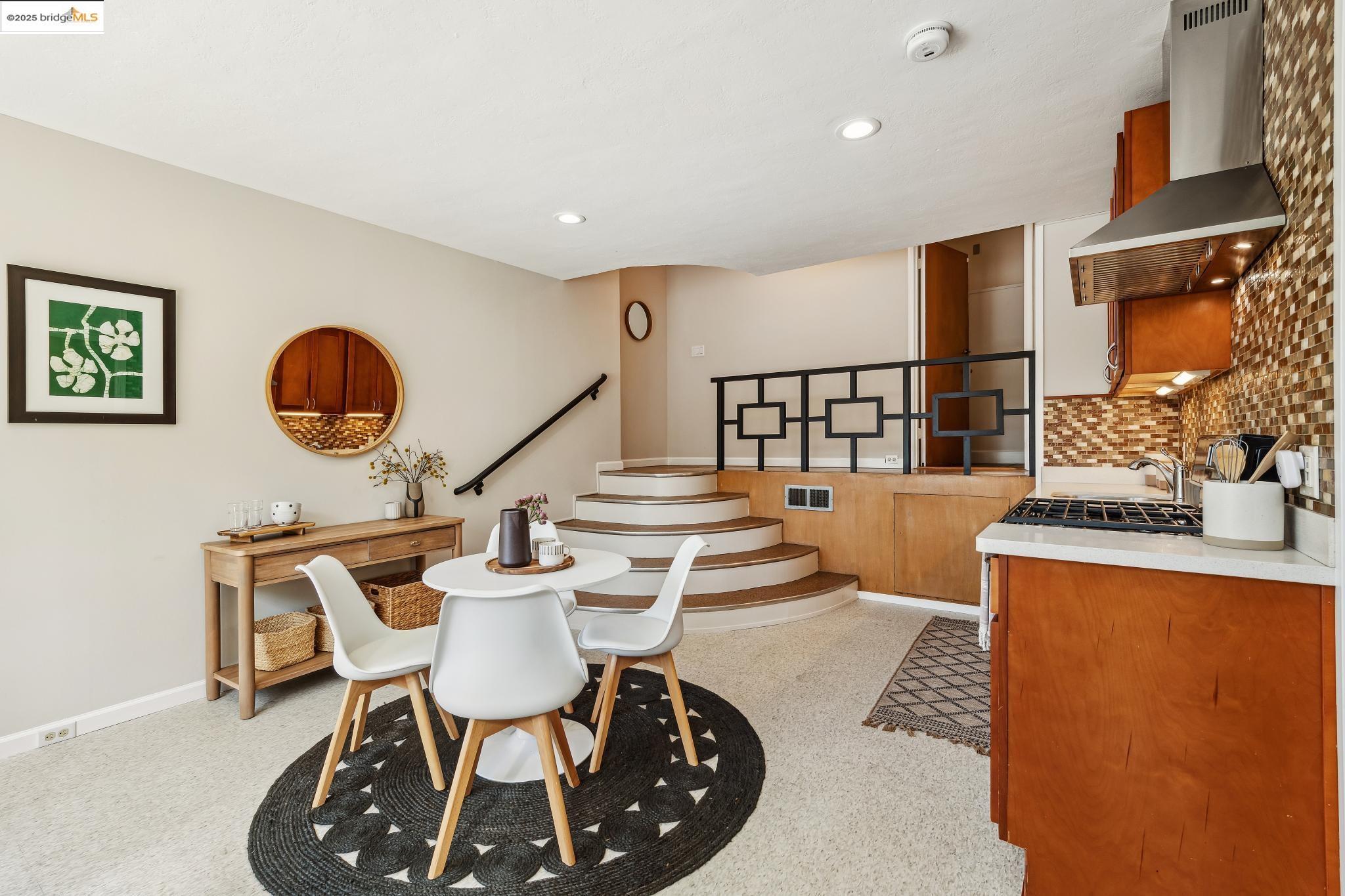 Detail Gallery Image 31 of 42 For 5625 Snake Rd, Oakland,  CA 94611 - 2 Beds | 2 Baths