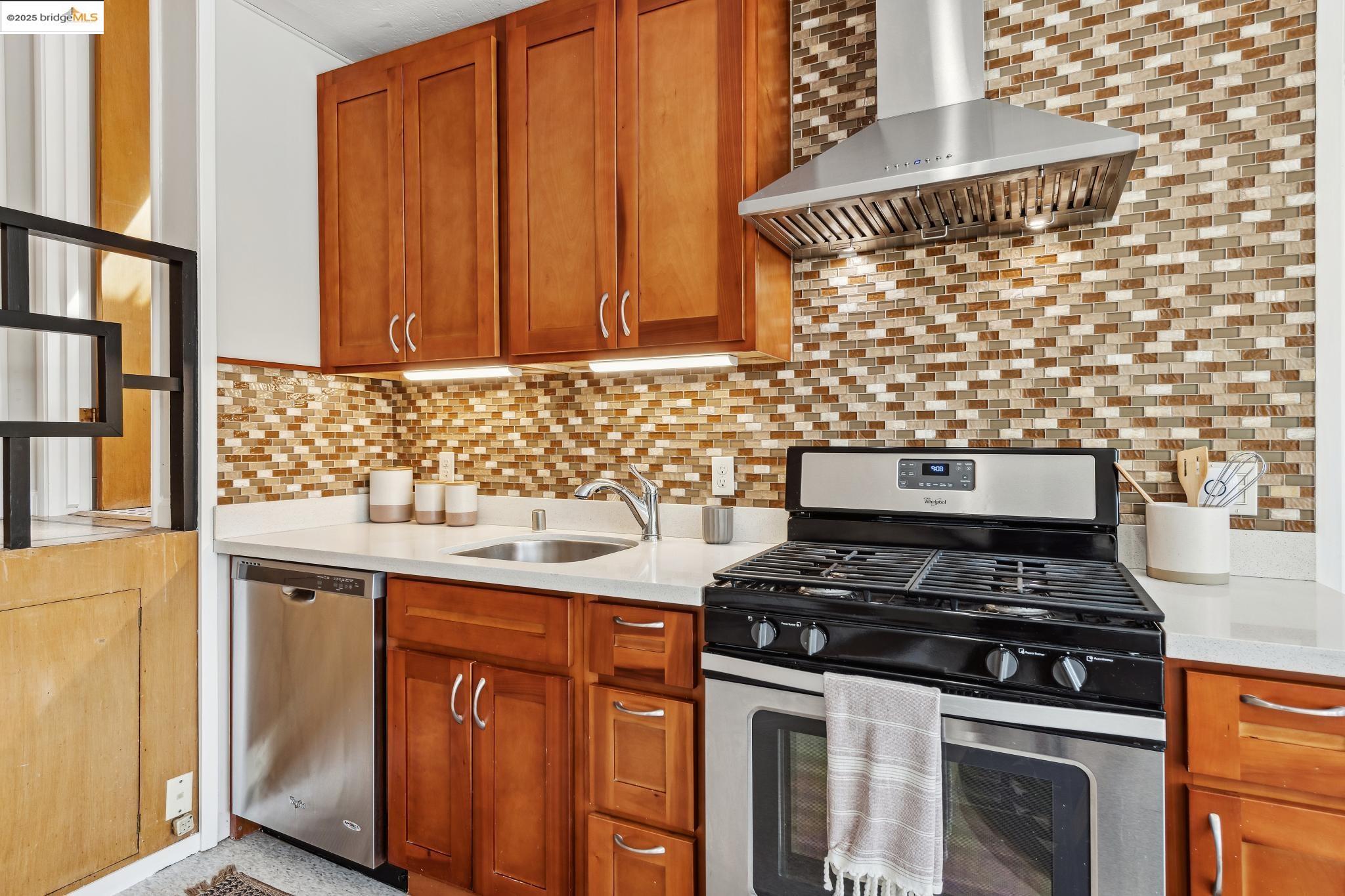 Detail Gallery Image 32 of 42 For 5625 Snake Rd, Oakland,  CA 94611 - 2 Beds | 2 Baths