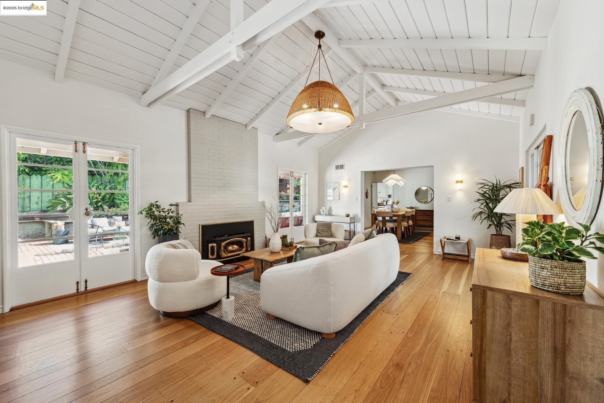 Detail Gallery Image 6 of 42 For 5625 Snake Rd, Oakland,  CA 94611 - 2 Beds | 2 Baths