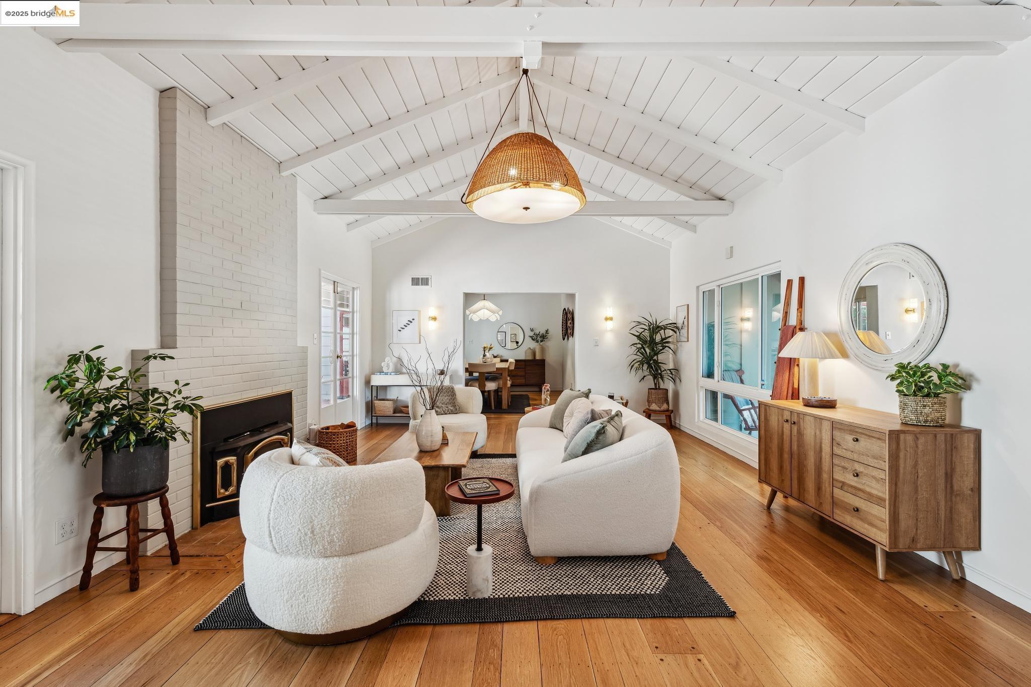 Detail Gallery Image 7 of 42 For 5625 Snake Rd, Oakland,  CA 94611 - 2 Beds | 2 Baths