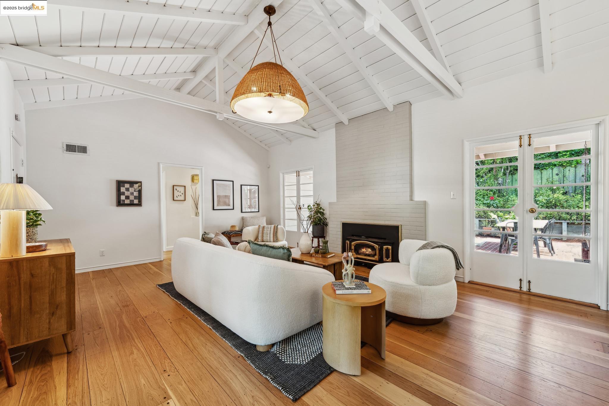 Detail Gallery Image 9 of 42 For 5625 Snake Rd, Oakland,  CA 94611 - 2 Beds | 2 Baths