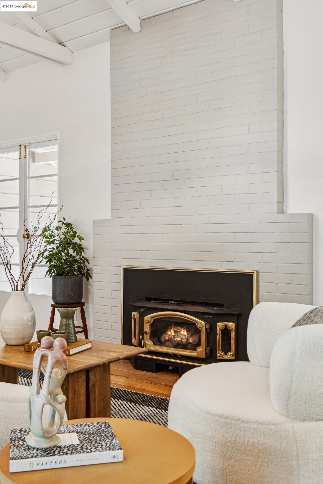 Detail Gallery Image 10 of 42 For 5625 Snake Rd, Oakland,  CA 94611 - 2 Beds | 2 Baths