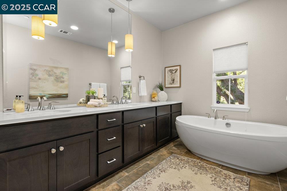 Detail Gallery Image 14 of 45 For 2299 Overlook Dr, Walnut Creek,  CA 94597 - 3 Beds | 2/1 Baths
