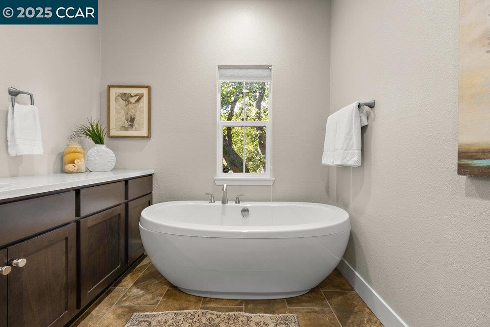 Detail Gallery Image 16 of 45 For 2299 Overlook Dr, Walnut Creek,  CA 94597 - 3 Beds | 2/1 Baths