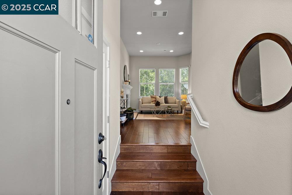 Detail Gallery Image 3 of 45 For 2299 Overlook Dr, Walnut Creek,  CA 94597 - 3 Beds | 2/1 Baths
