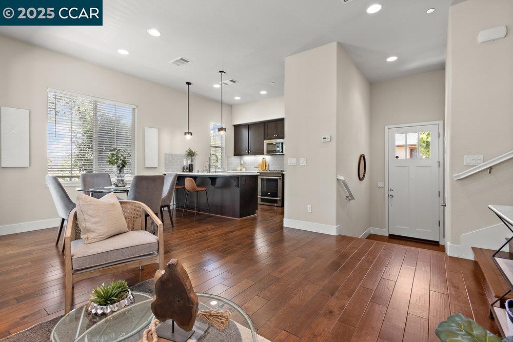 Detail Gallery Image 4 of 45 For 2299 Overlook Dr, Walnut Creek,  CA 94597 - 3 Beds | 2/1 Baths