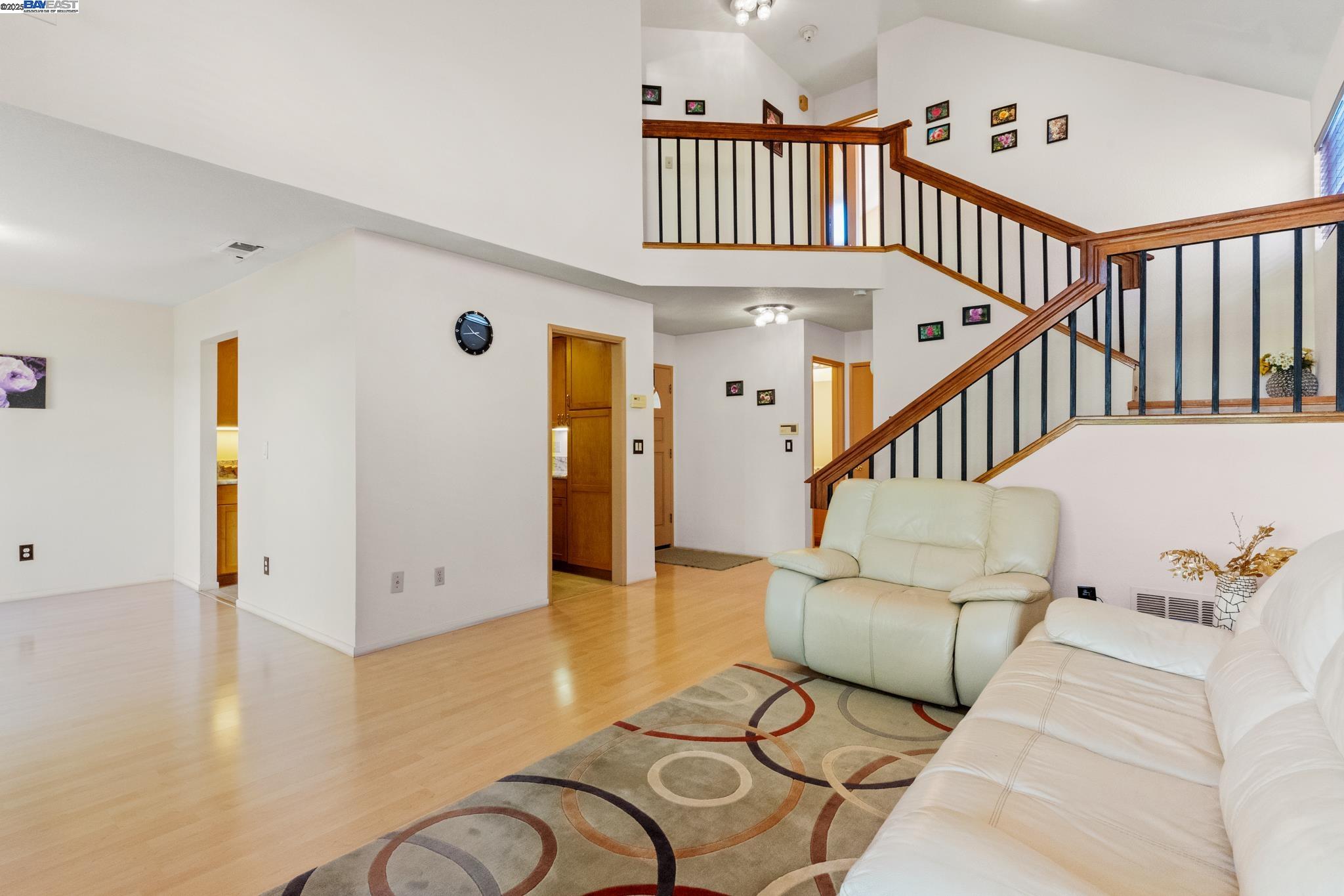 Detail Gallery Image 2 of 39 For 35 Leonard Ct, Alameda,  CA 94502 - 2 Beds | 2/1 Baths