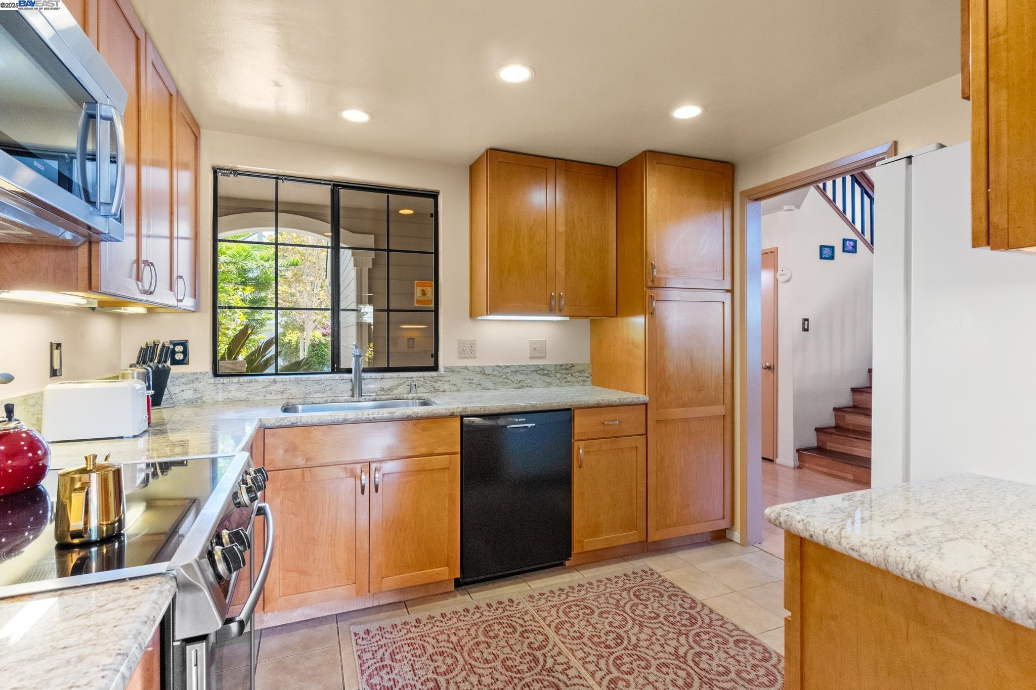 Detail Gallery Image 12 of 39 For 35 Leonard Ct, Alameda,  CA 94502 - 2 Beds | 2/1 Baths