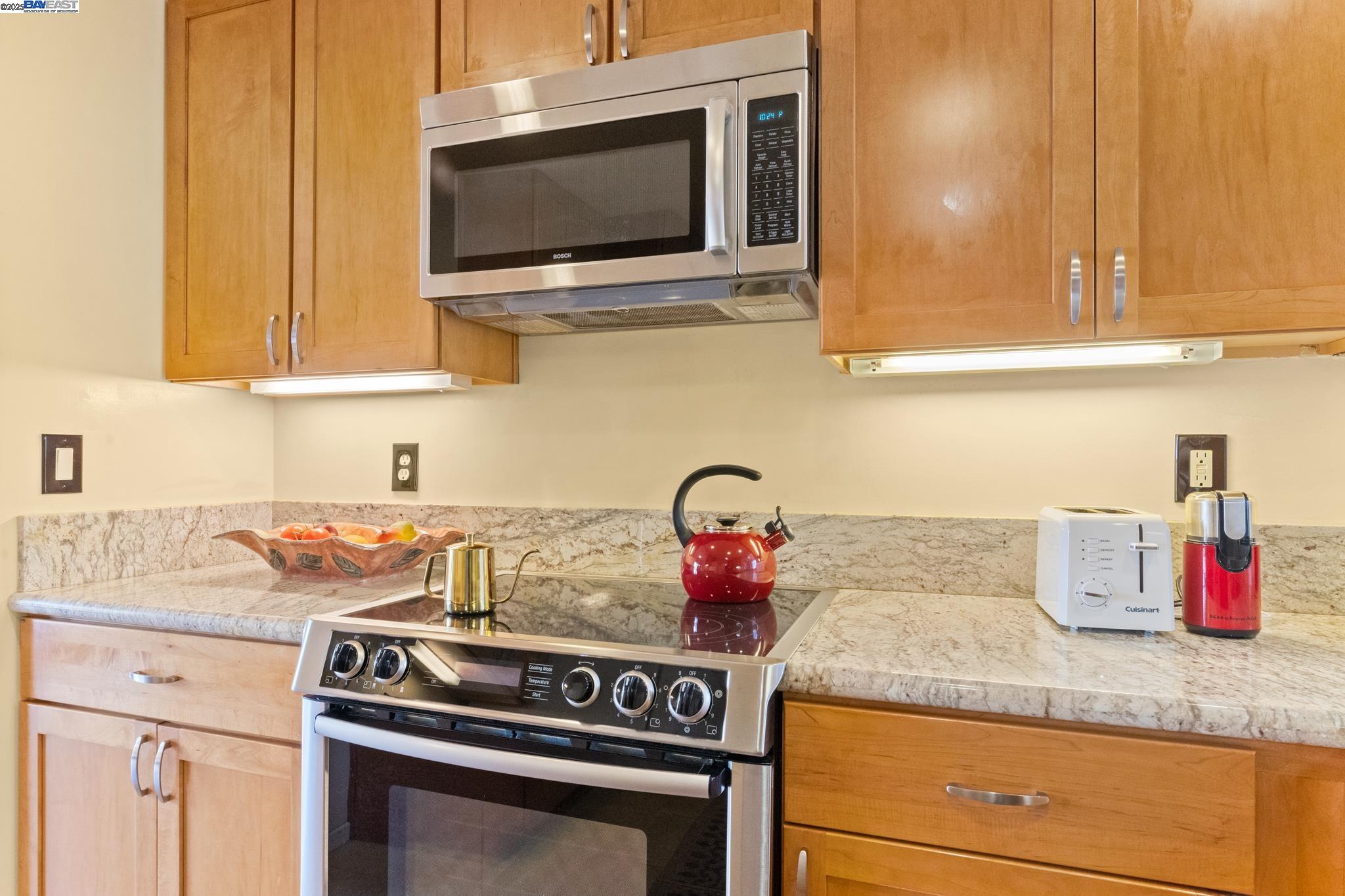 Detail Gallery Image 13 of 39 For 35 Leonard Ct, Alameda,  CA 94502 - 2 Beds | 2/1 Baths