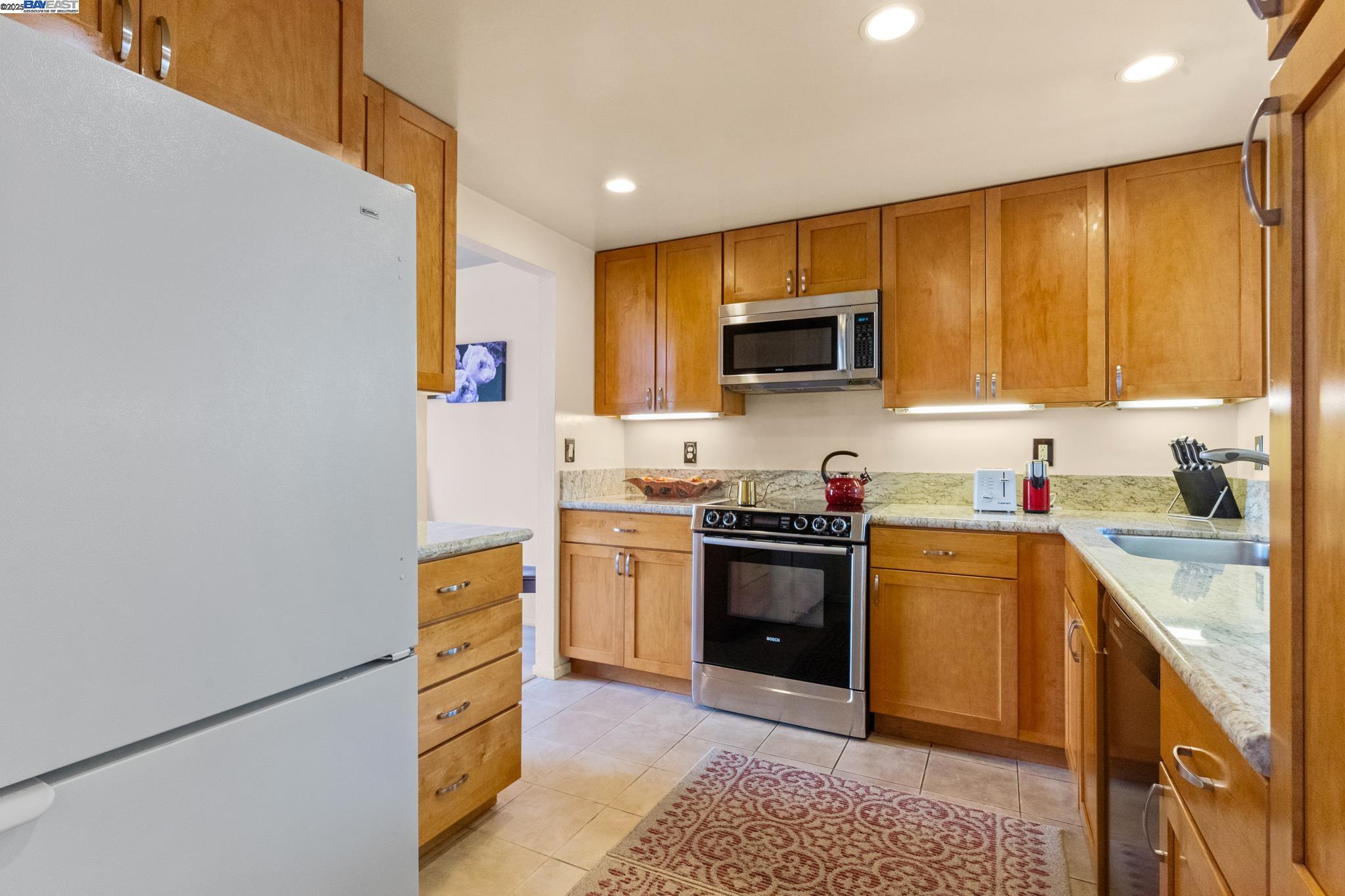 Detail Gallery Image 14 of 39 For 35 Leonard Ct, Alameda,  CA 94502 - 2 Beds | 2/1 Baths