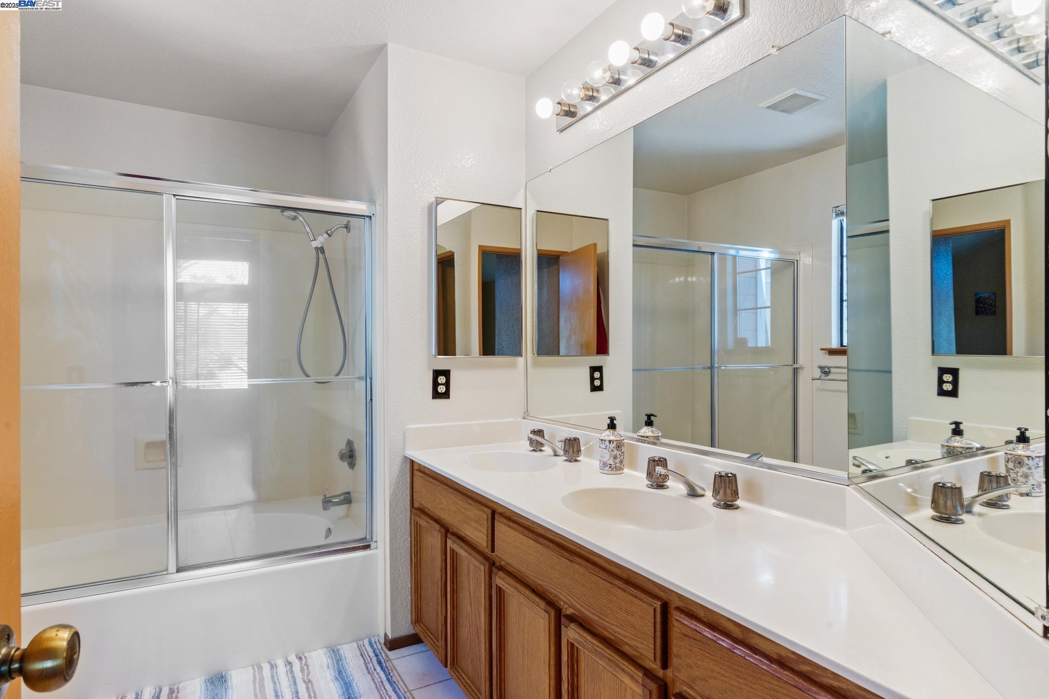 Detail Gallery Image 22 of 39 For 35 Leonard Ct, Alameda,  CA 94502 - 2 Beds | 2/1 Baths