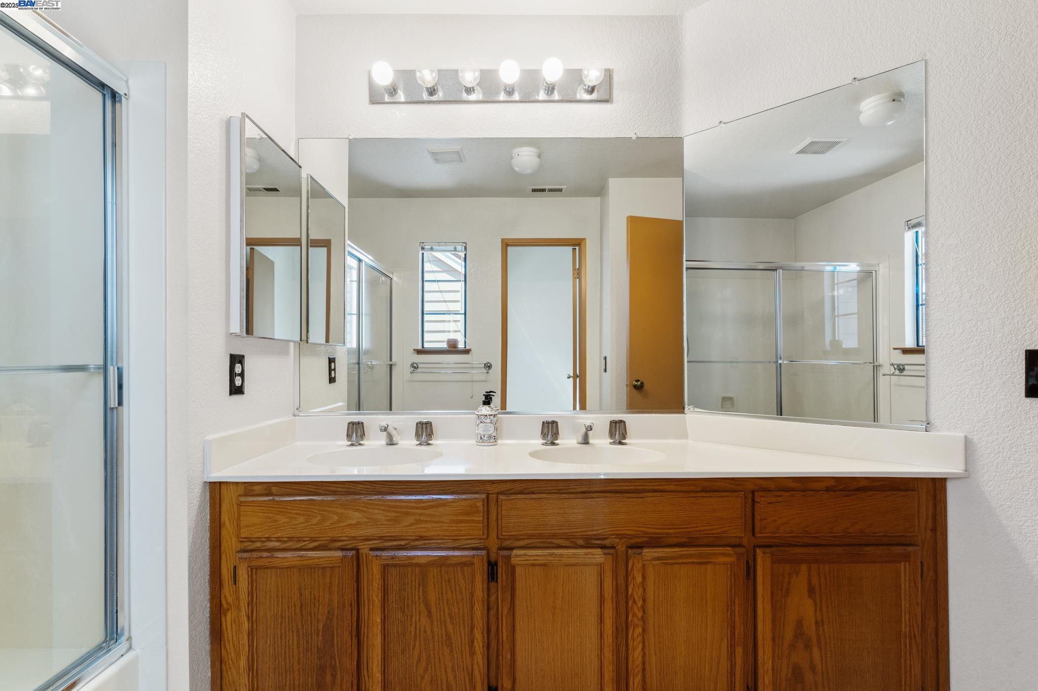 Detail Gallery Image 23 of 39 For 35 Leonard Ct, Alameda,  CA 94502 - 2 Beds | 2/1 Baths