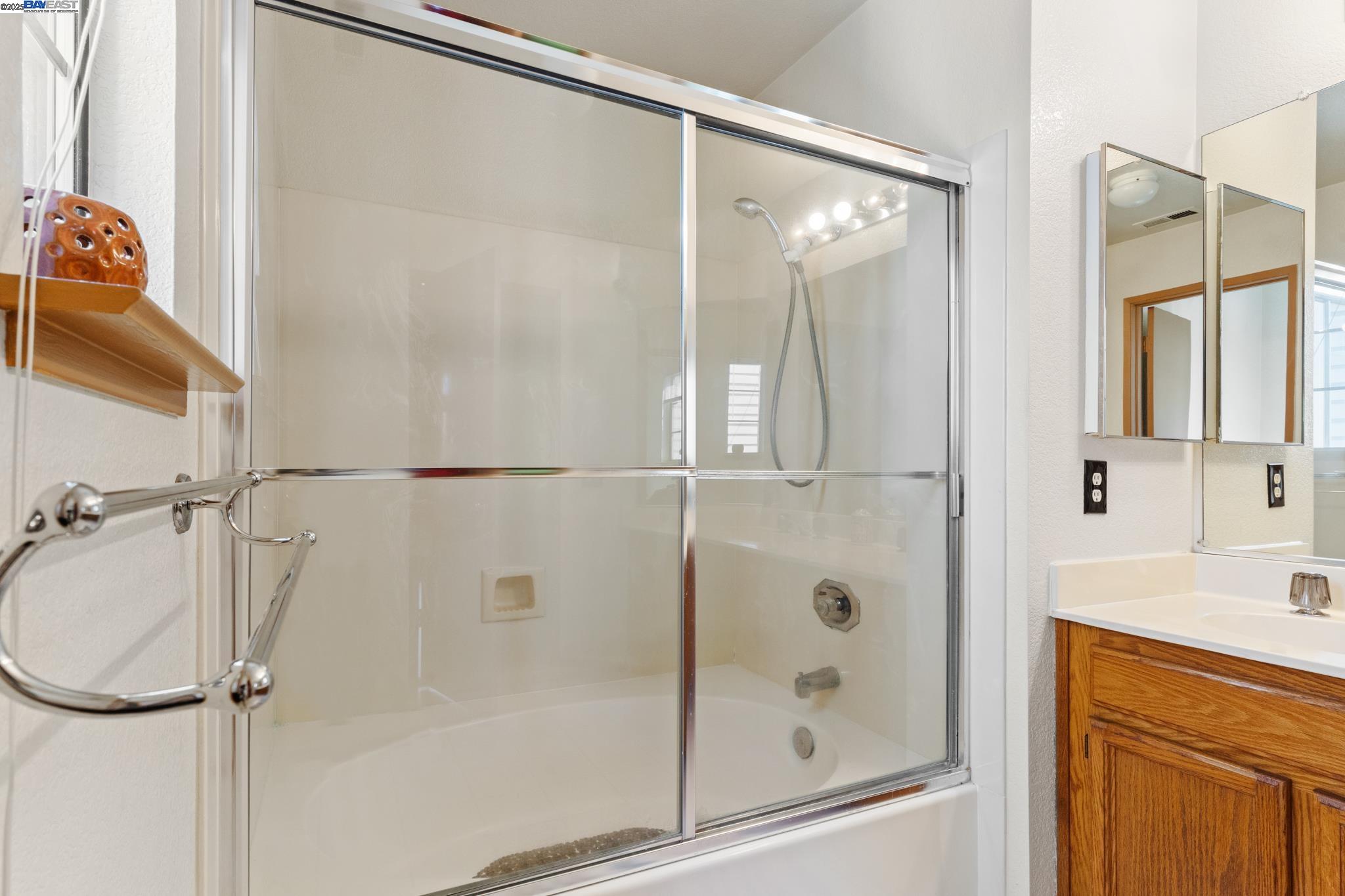 Detail Gallery Image 24 of 39 For 35 Leonard Ct, Alameda,  CA 94502 - 2 Beds | 2/1 Baths