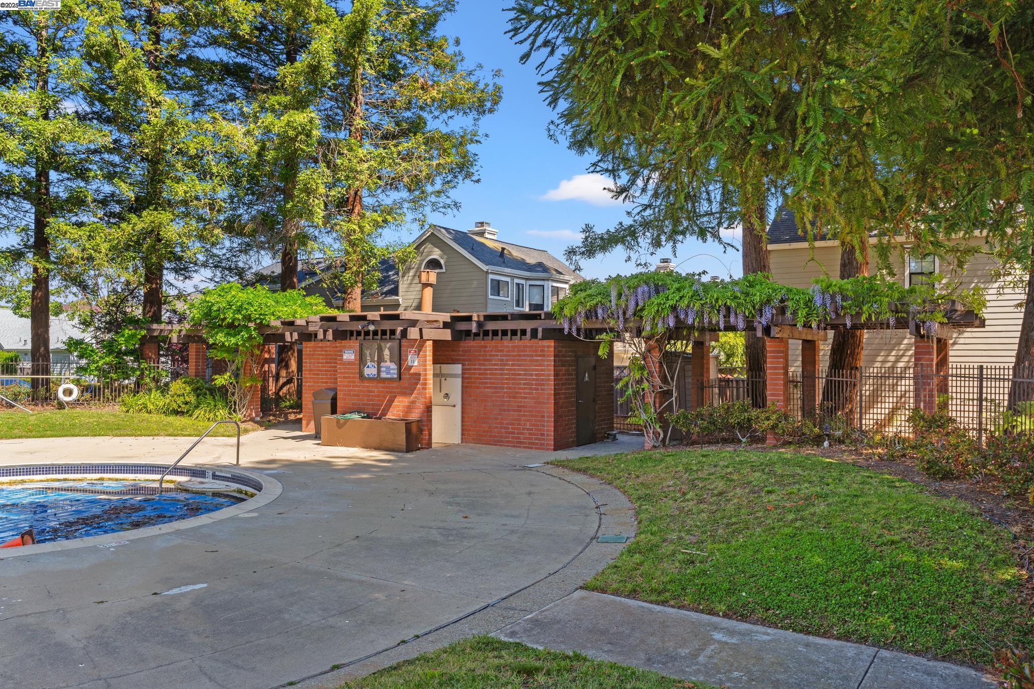 Detail Gallery Image 37 of 39 For 35 Leonard Ct, Alameda,  CA 94502 - 2 Beds | 2/1 Baths