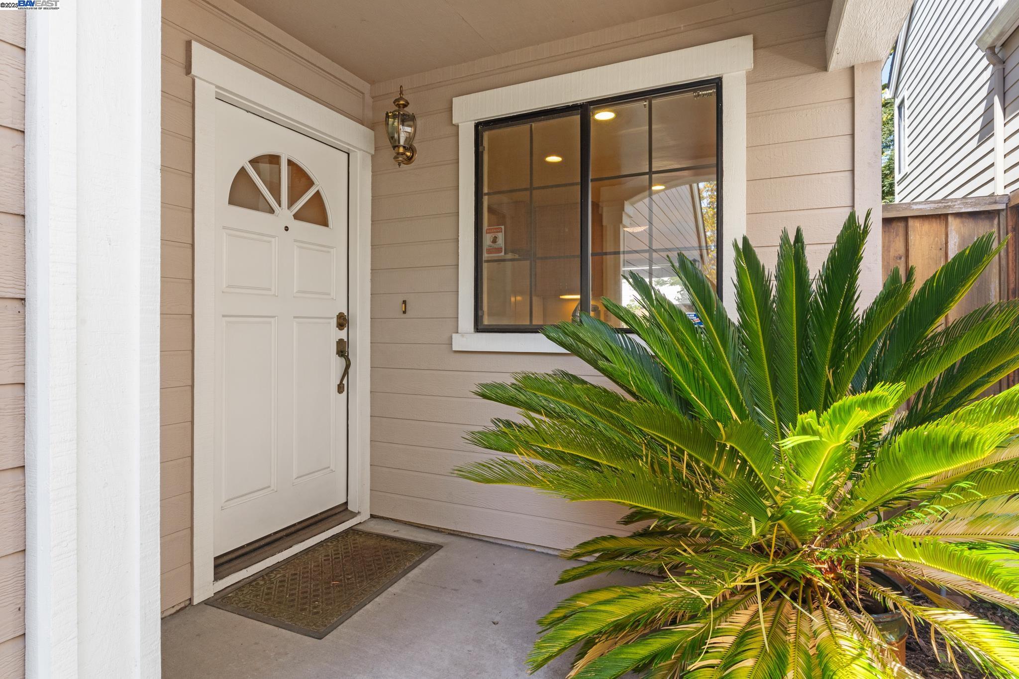Detail Gallery Image 5 of 39 For 35 Leonard Ct, Alameda,  CA 94502 - 2 Beds | 2/1 Baths
