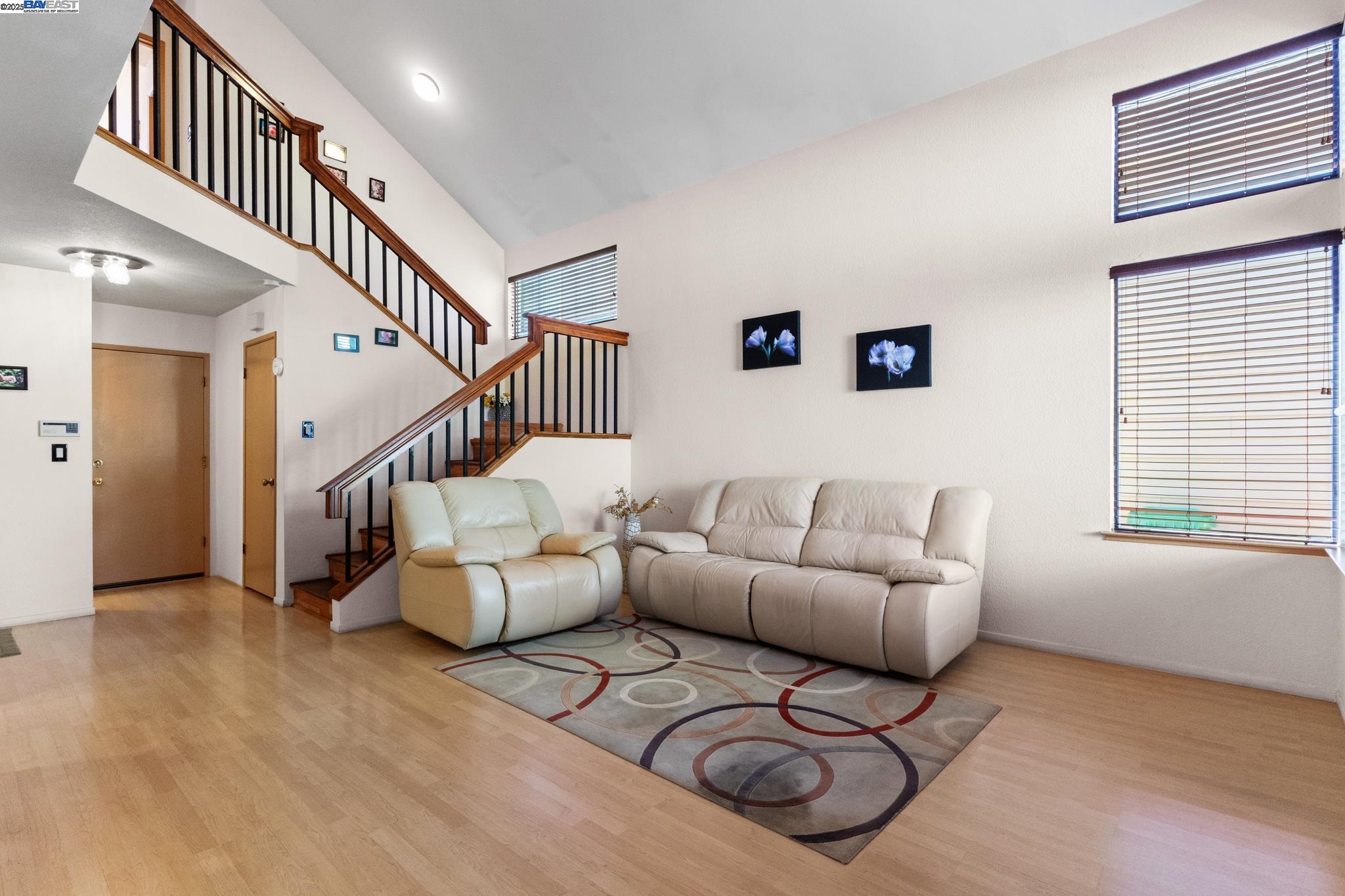 Detail Gallery Image 9 of 39 For 35 Leonard Ct, Alameda,  CA 94502 - 2 Beds | 2/1 Baths