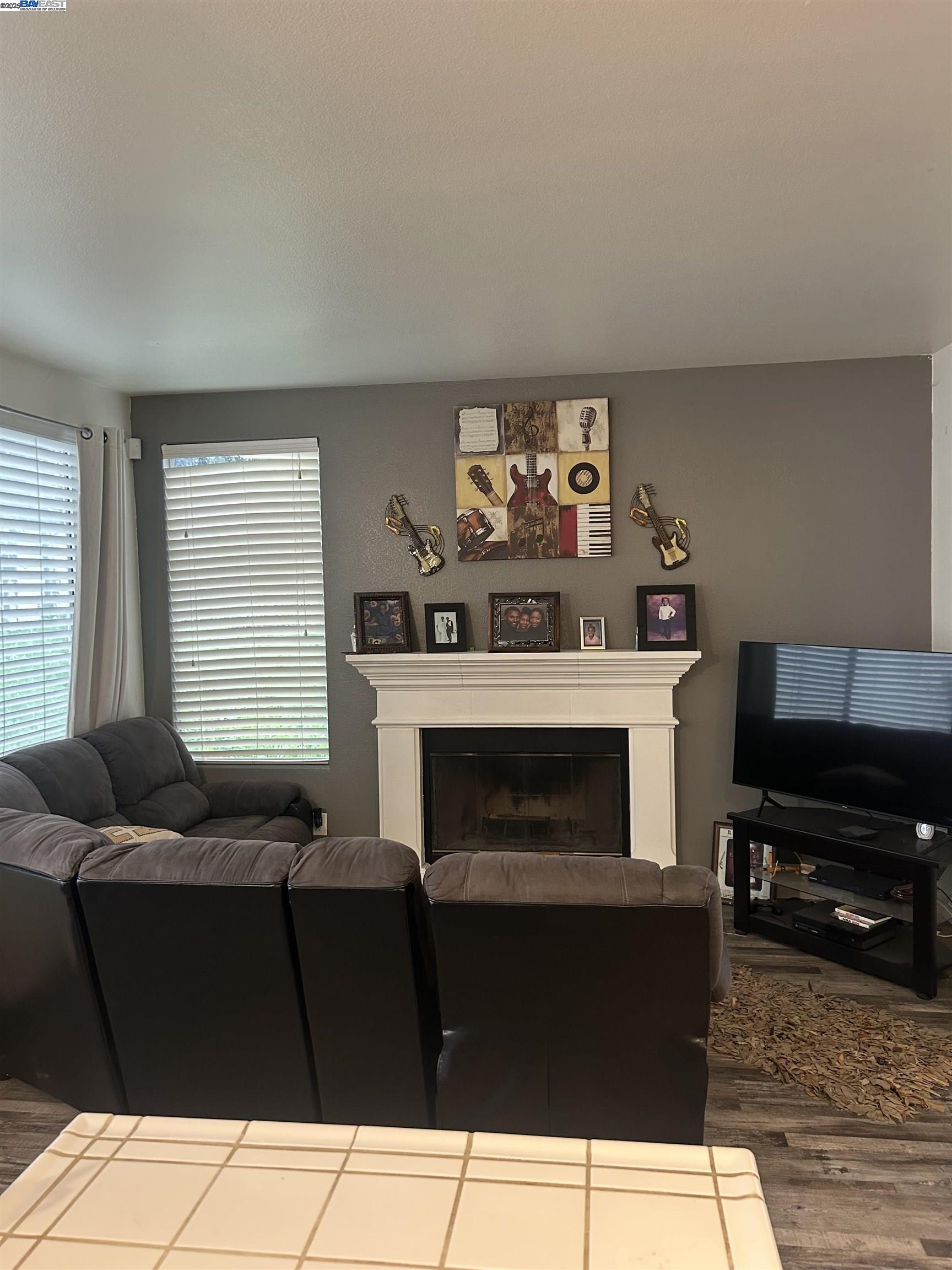 Detail Gallery Image 2 of 18 For 1145 Camellia Ct, San Leandro,  CA 94577 - 4 Beds | 2/1 Baths