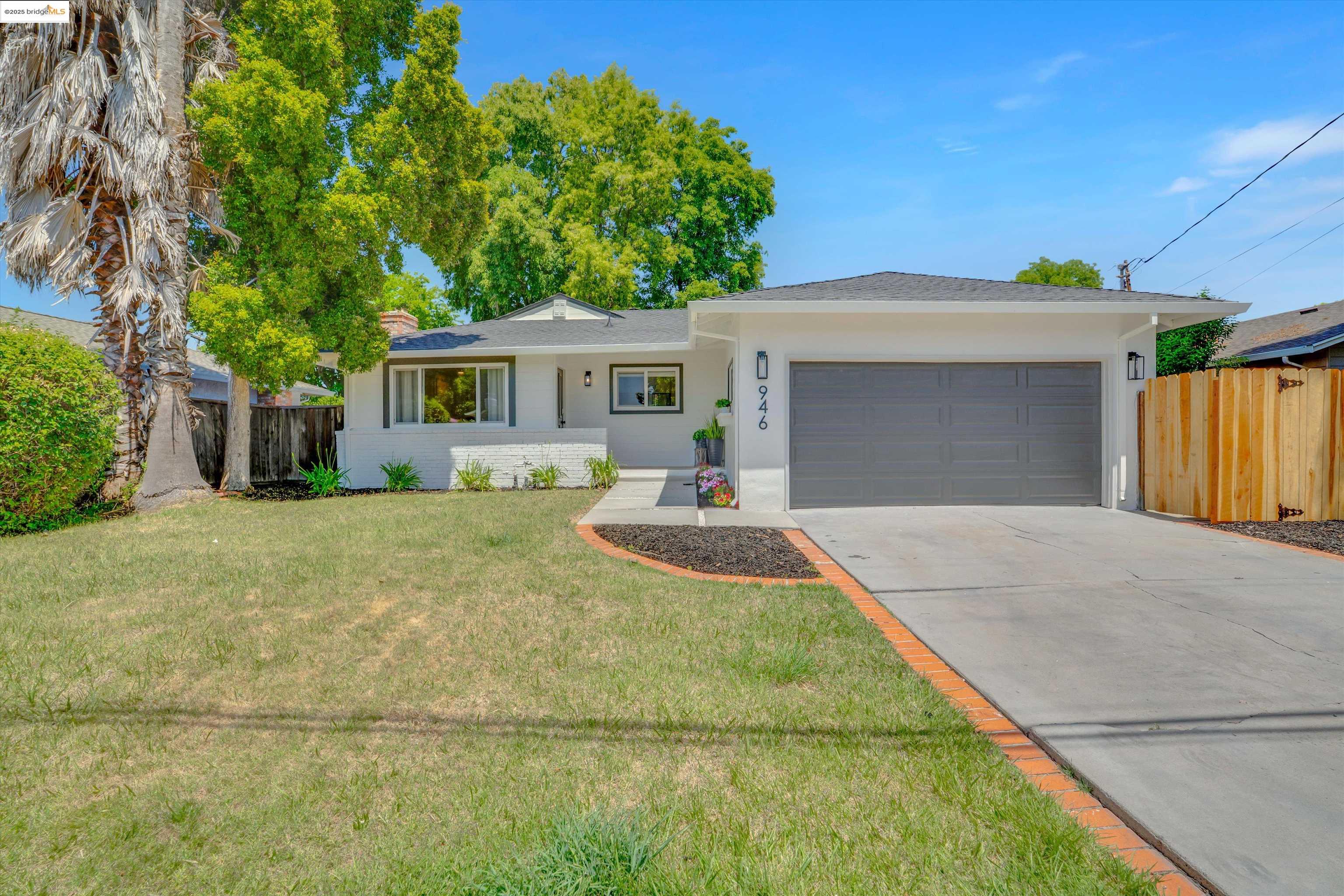 Detail Gallery Image 1 of 43 For 946 Notre Dame Ave, Concord,  CA 94518 - 3 Beds | 2 Baths