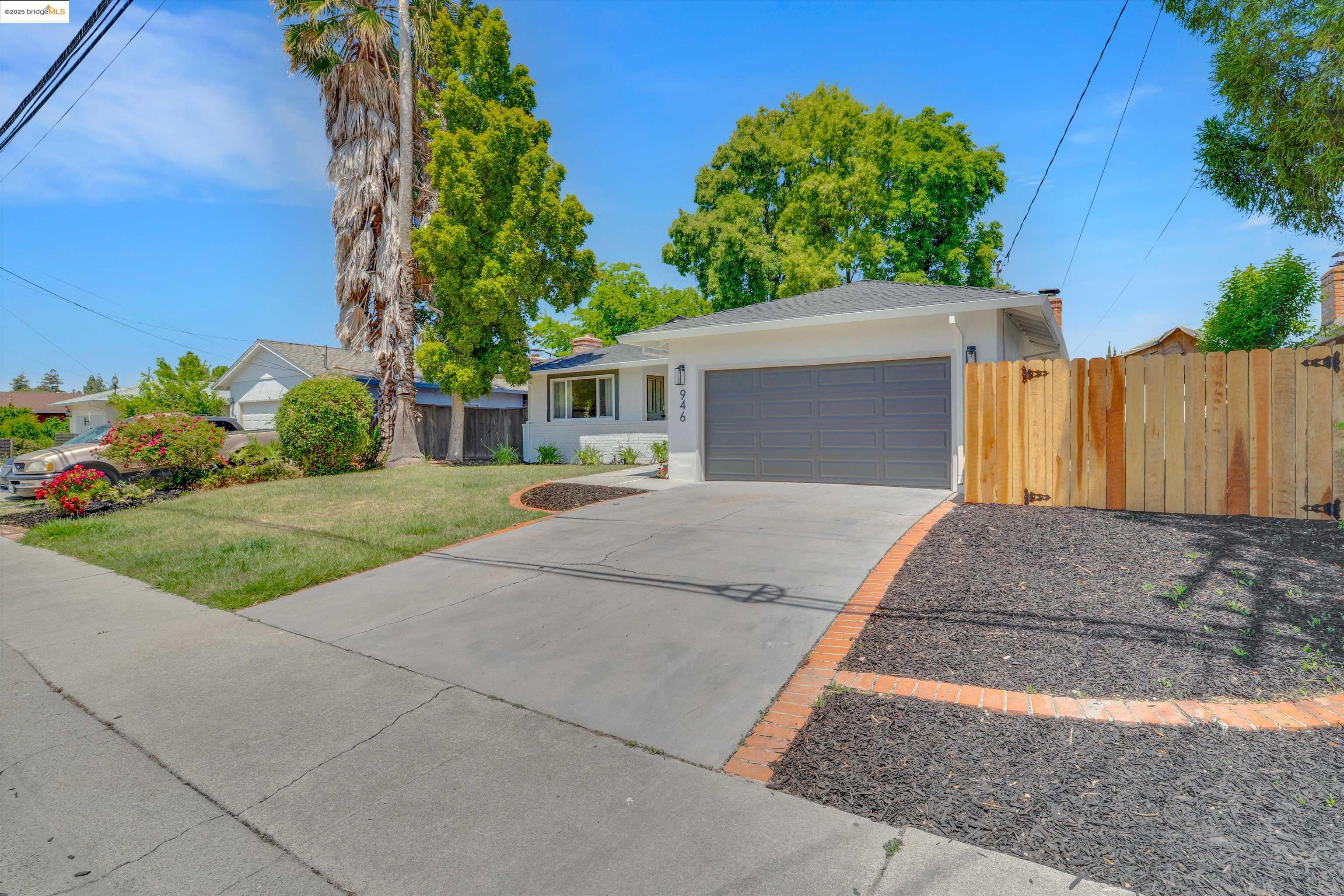 Detail Gallery Image 2 of 43 For 946 Notre Dame Ave, Concord,  CA 94518 - 3 Beds | 2 Baths