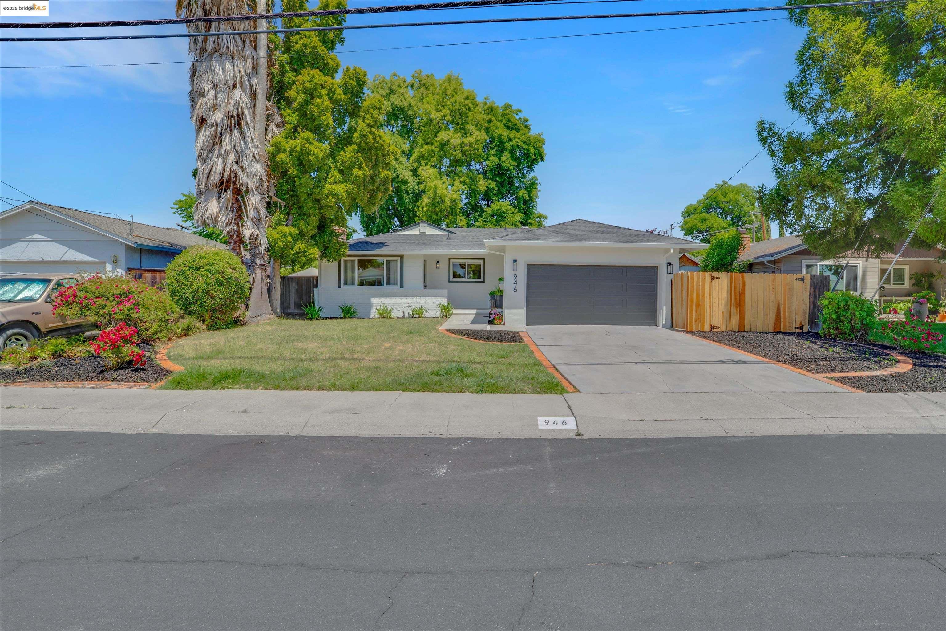 Detail Gallery Image 4 of 43 For 946 Notre Dame Ave, Concord,  CA 94518 - 3 Beds | 2 Baths